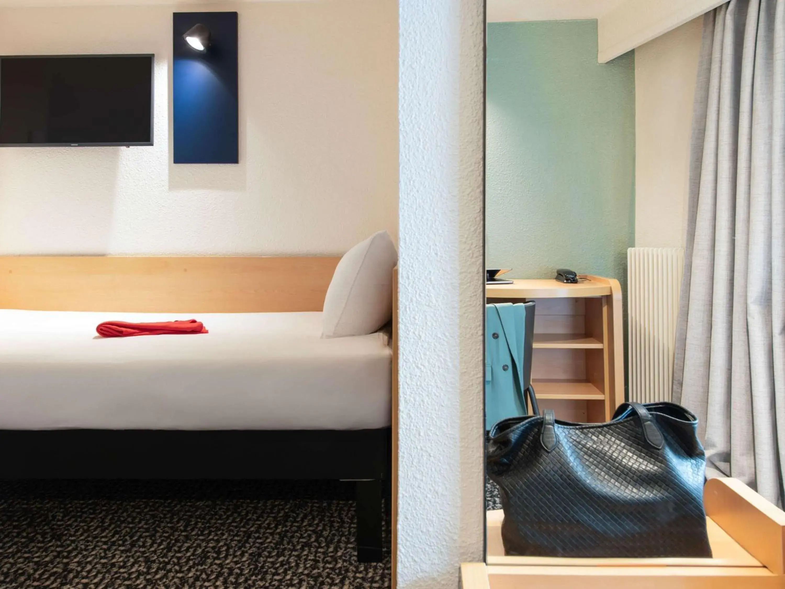 Bedroom, Bed in ibis Paris Grands Boulevards Opéra 9e Bedroom, Bed in ibis Paris Grands Boulevards Opéra 9e