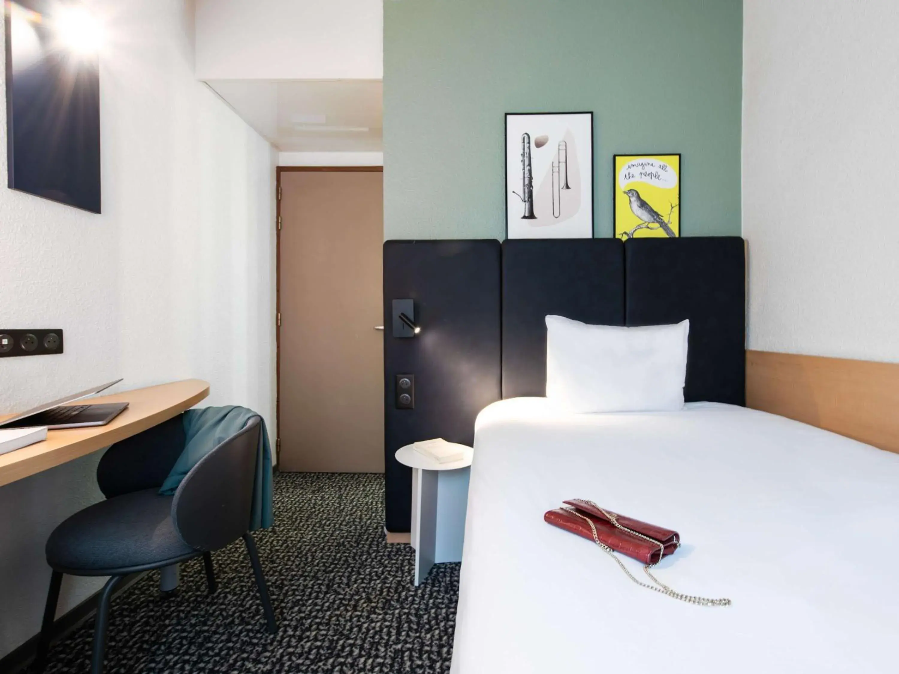 Bedroom, Bed in ibis Paris Grands Boulevards Opéra 9e Bedroom, Bed in ibis Paris Grands Boulevards Opéra 9e