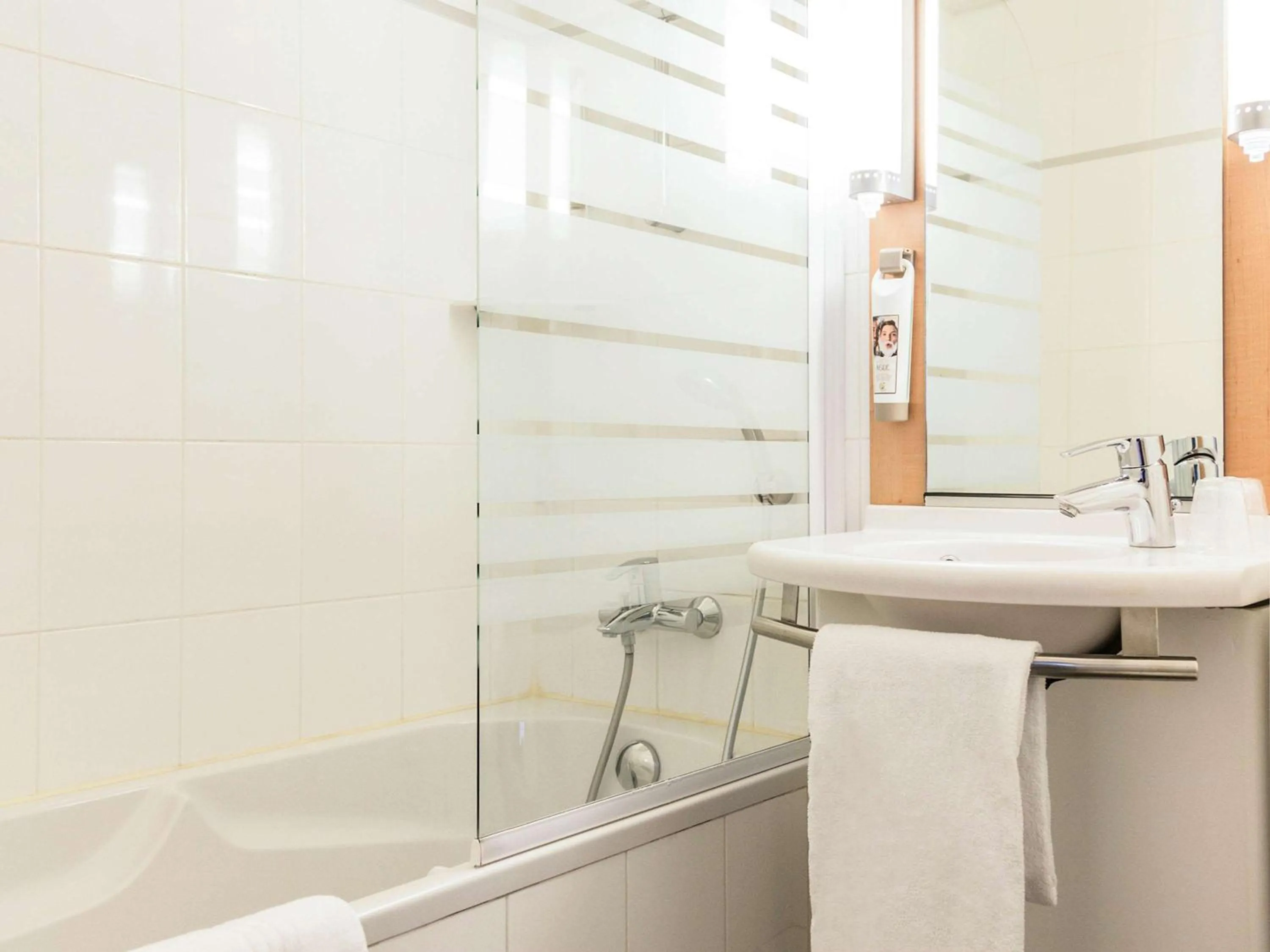 Photo of the whole room in ibis Paris Grands Boulevards Opéra 9e