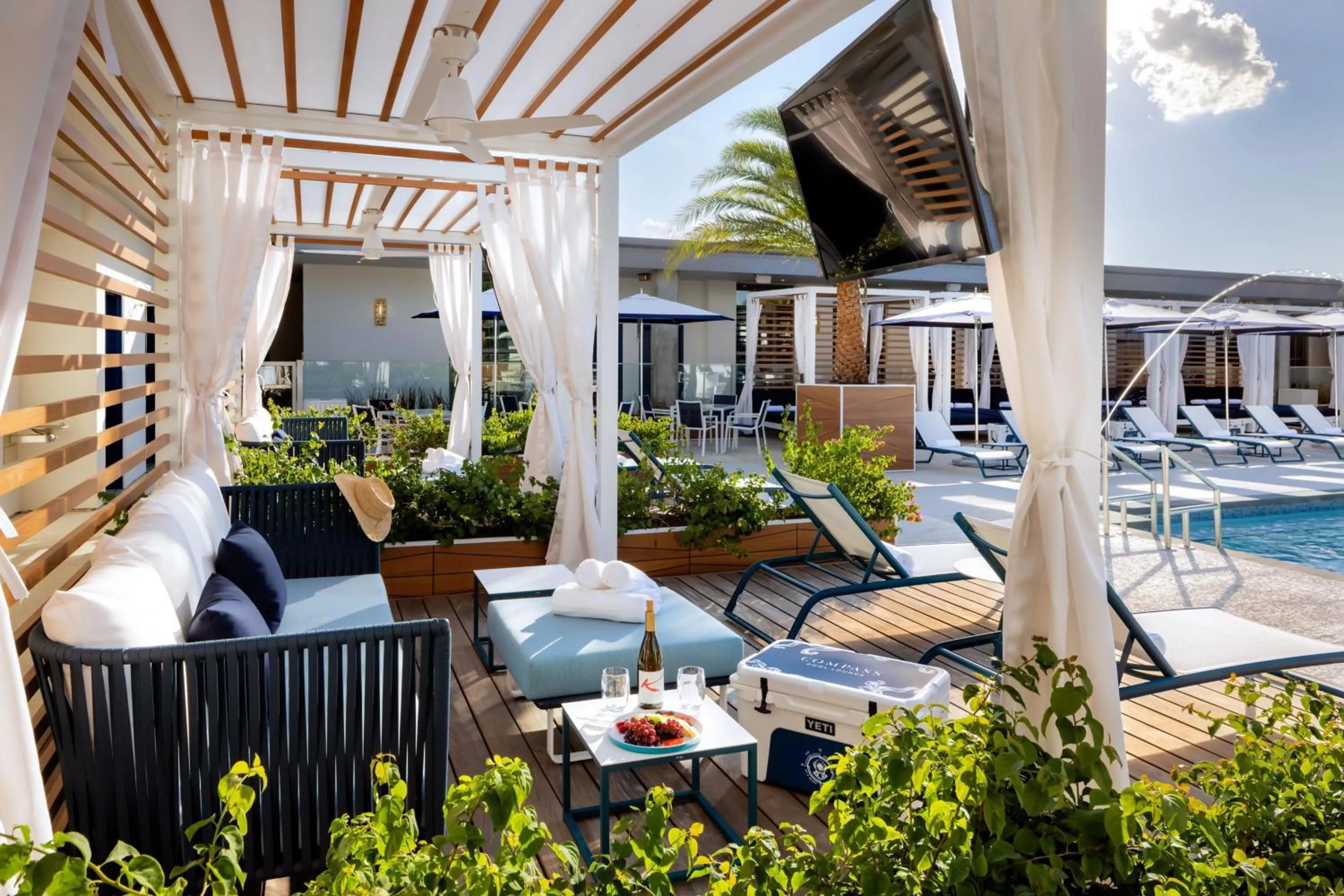 Swimming pool in JW Marriott Savannah Plant Riverside District