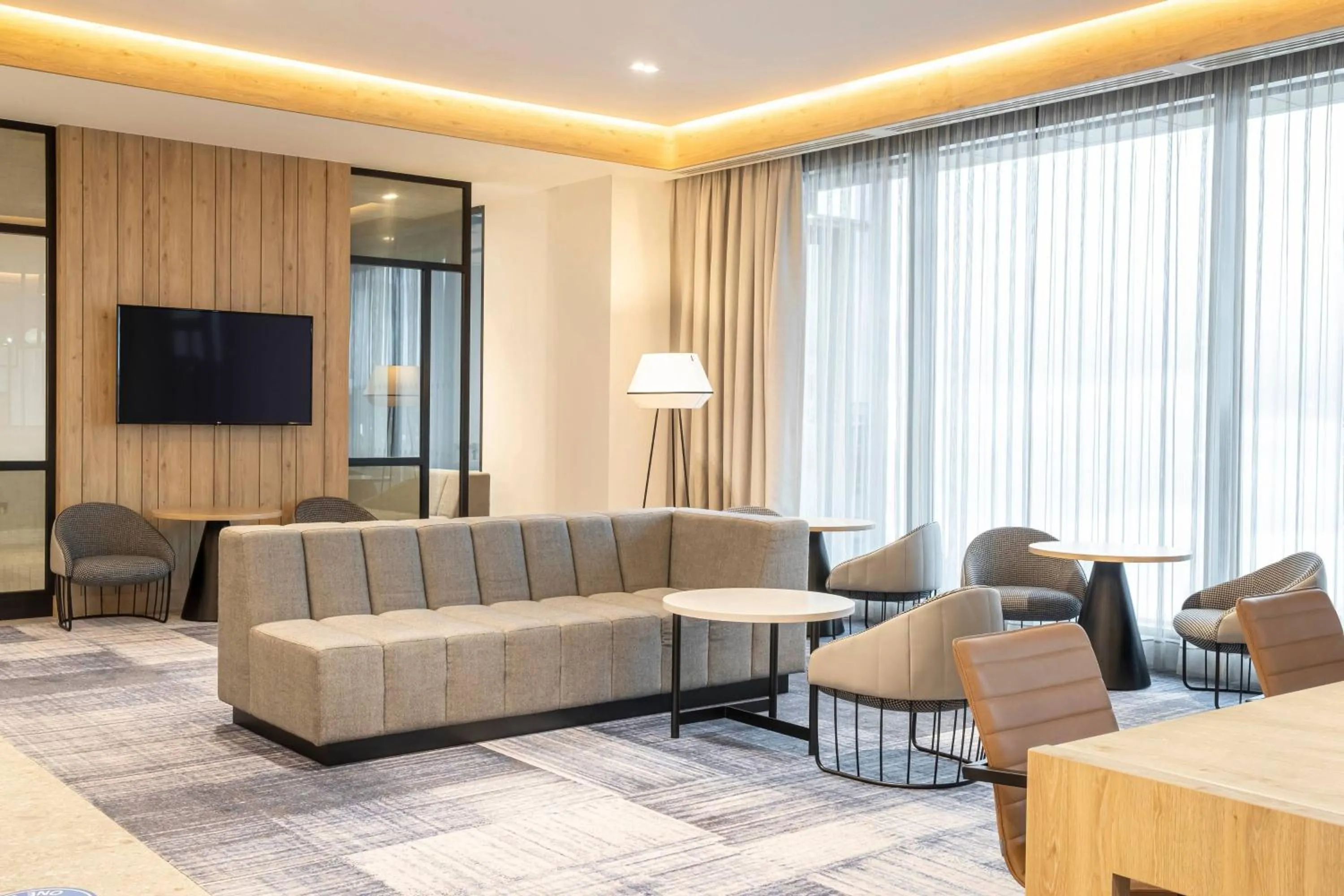 Lounge or bar in Courtyard by Marriott Inverness Airport