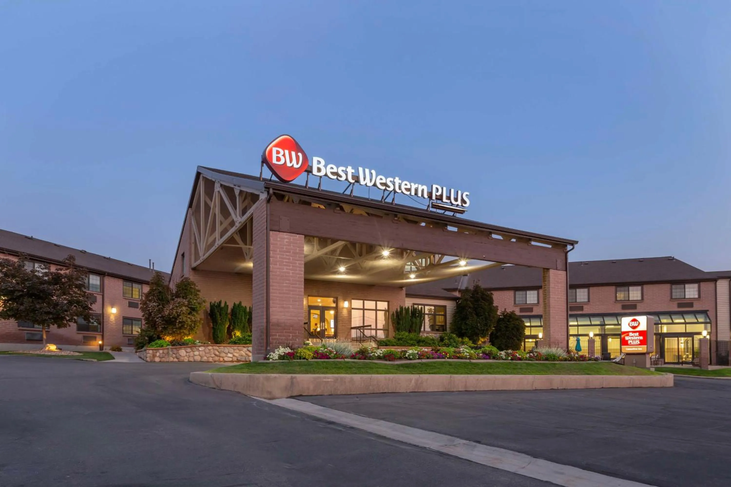 Property building in Best Western PLUS Cotton Tree Inn