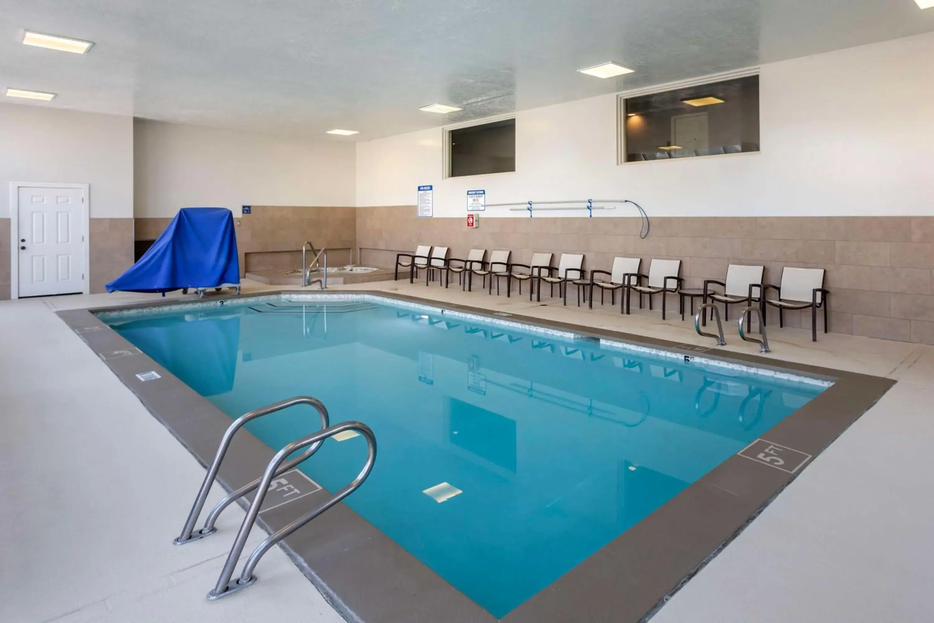 Pool view in Best Western PLUS Cotton Tree Inn Pool view in Best Western PLUS Cotton Tree Inn