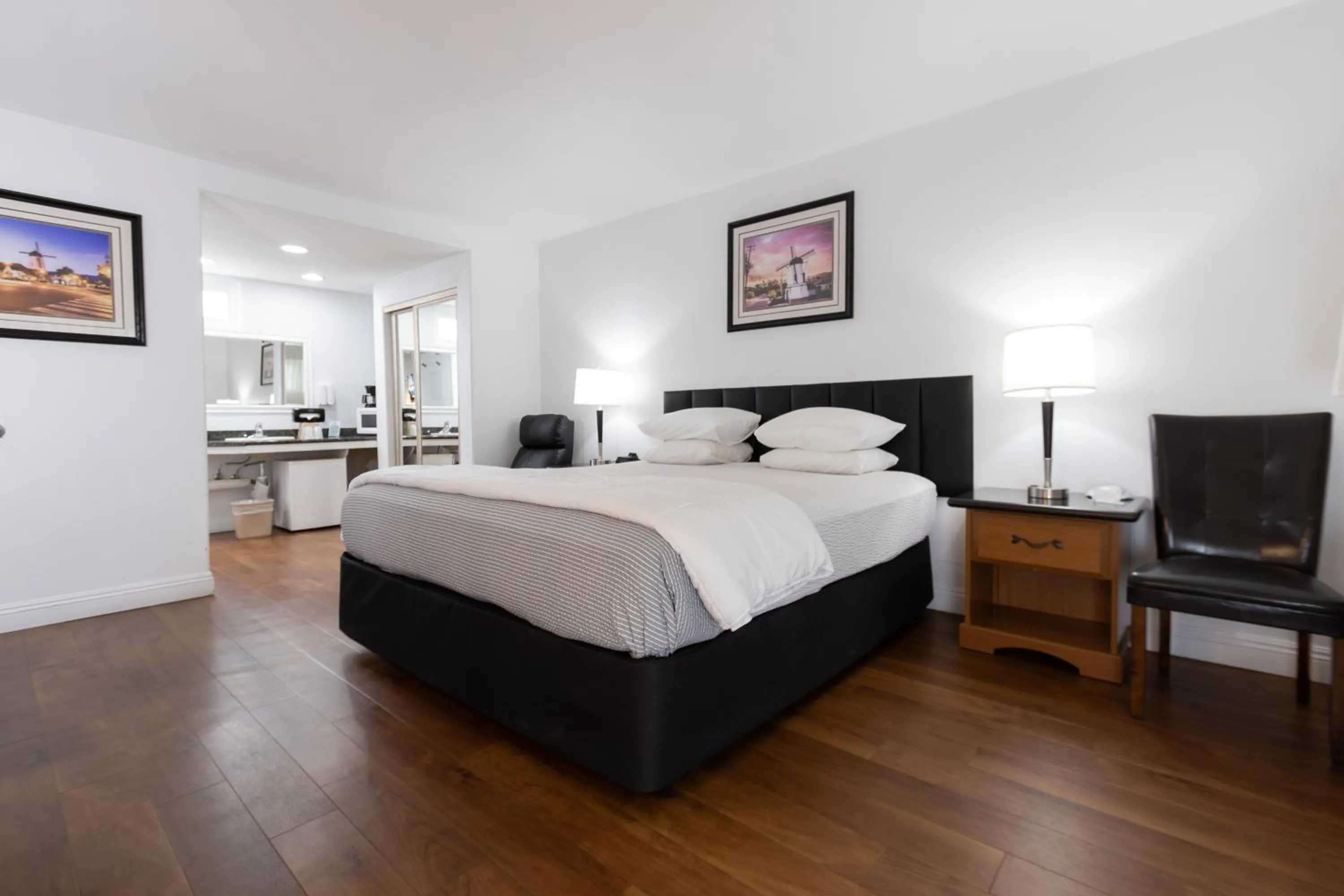 Bedroom, Bed in King Frederik Inn