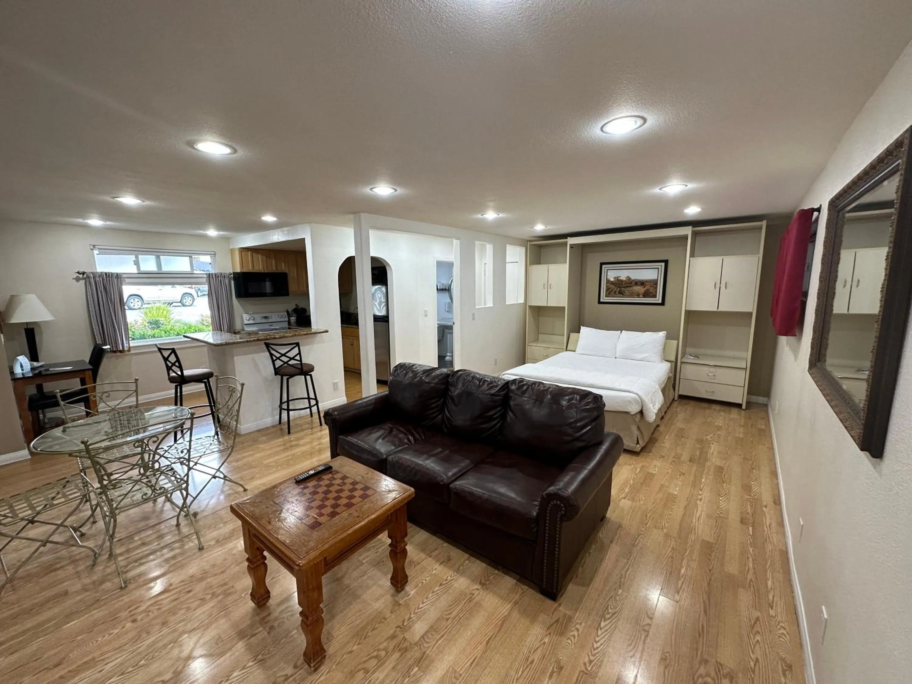 Photo of the whole room, Bed in King Frederik Inn