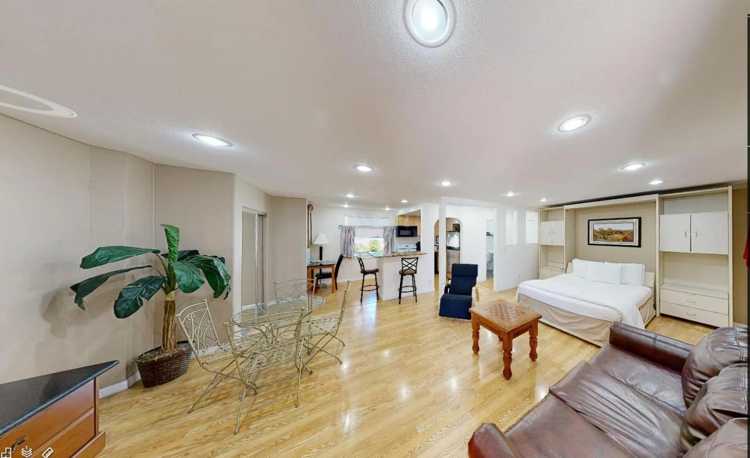 Photo of the whole room, Bed in King Frederik Inn