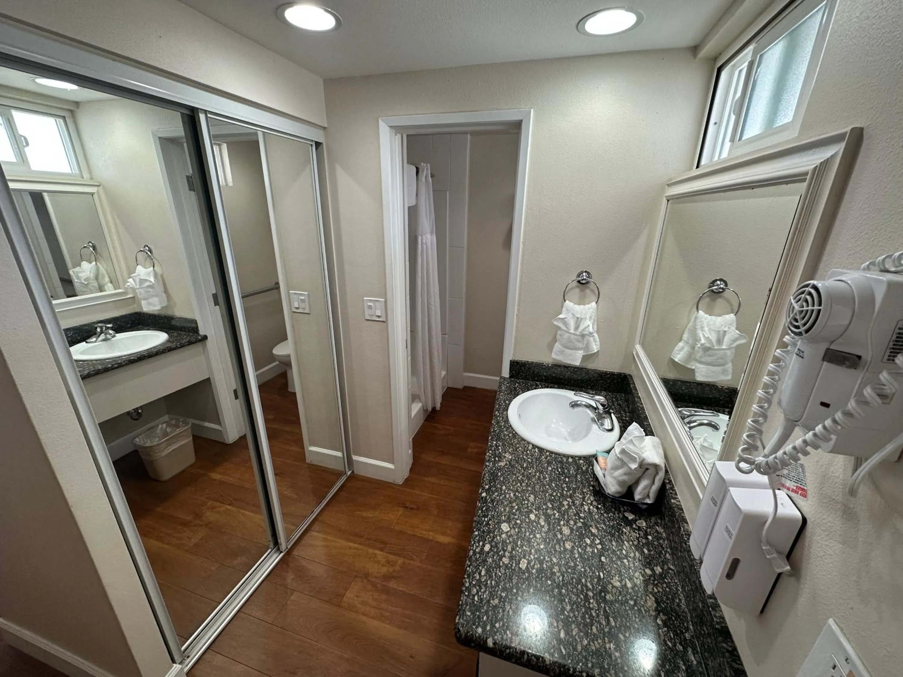 Bathroom in King Frederik Inn