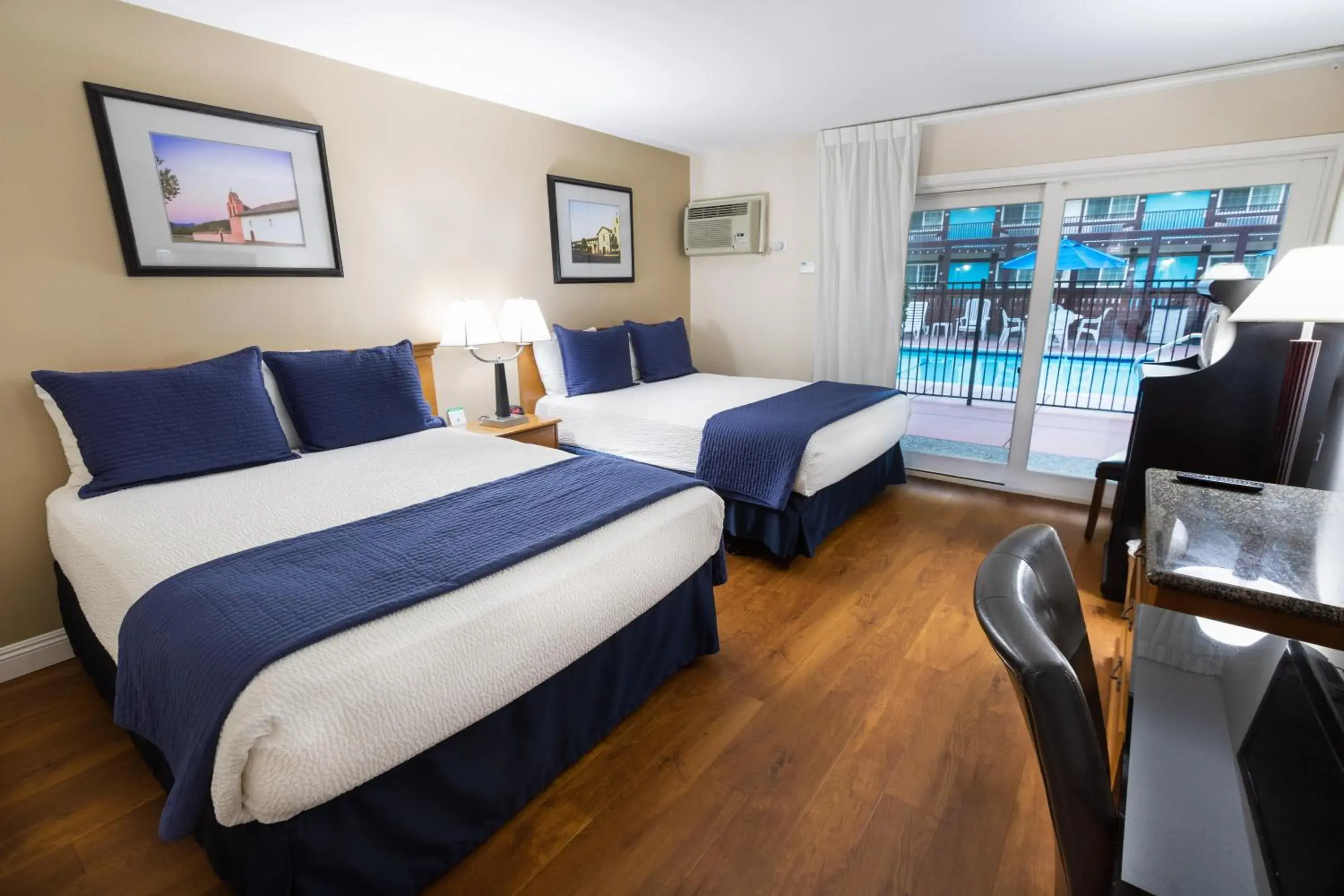 Photo of the whole room, Bed in King Frederik Inn Photo of the whole room, Bed in King Frederik Inn