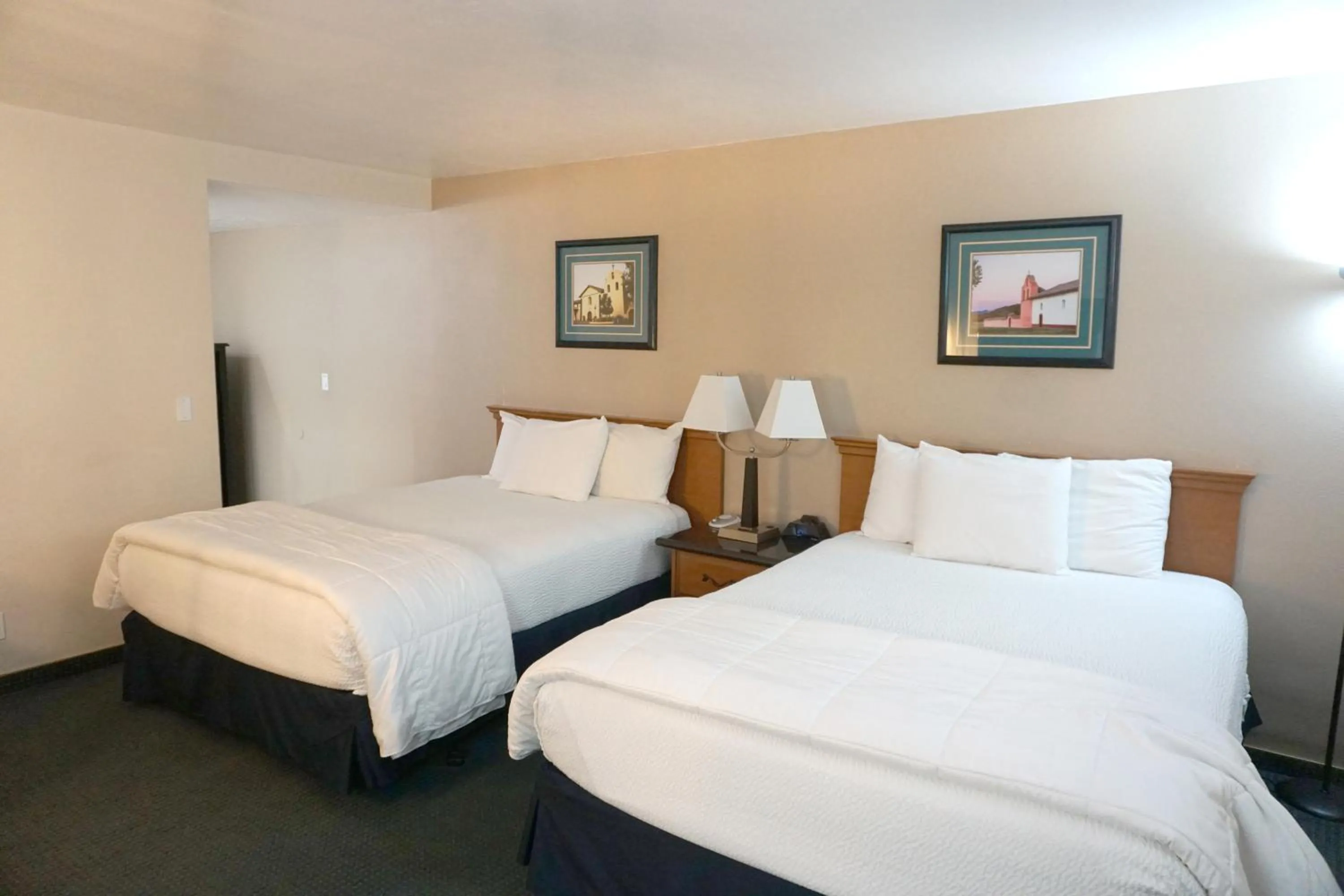 Bedroom, Bed in King Frederik Inn