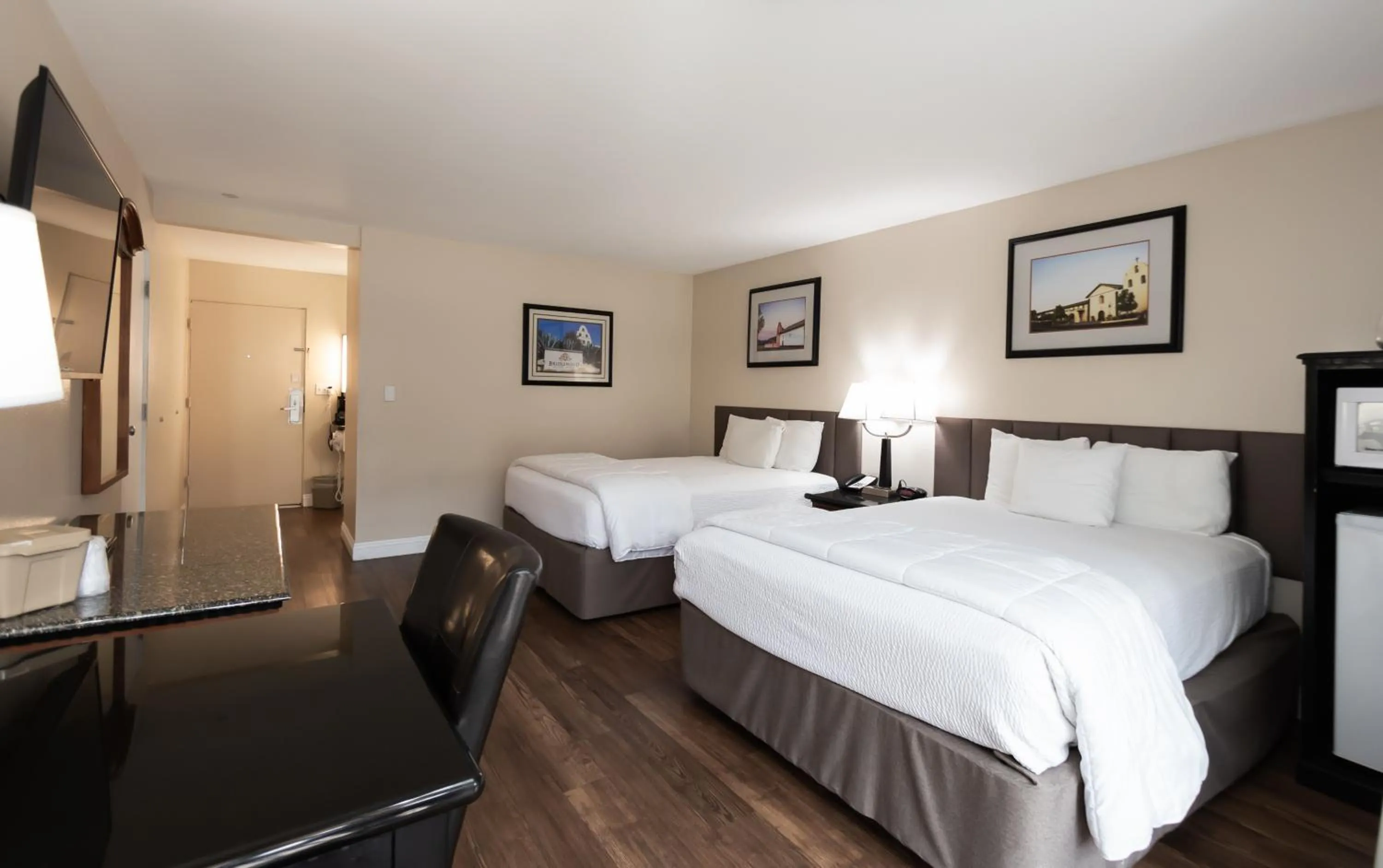 Photo of the whole room, Bed in King Frederik Inn