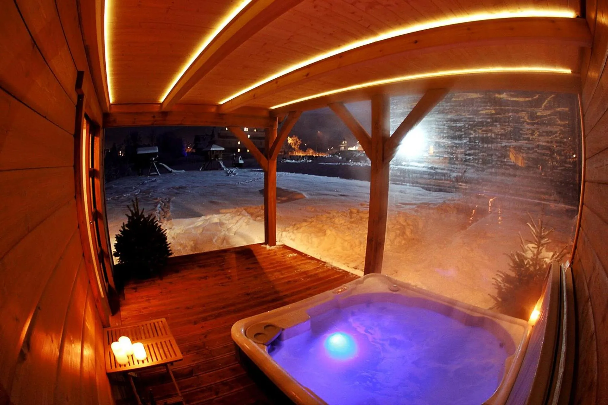 Hot Tub in Willa Swoboda Garden Spa