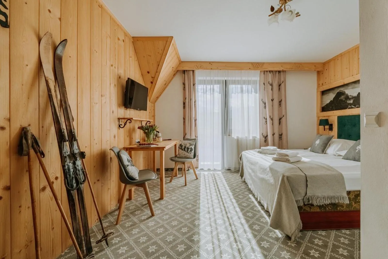 Communal lounge/ TV room, Bed in Willa Swoboda Garden Spa