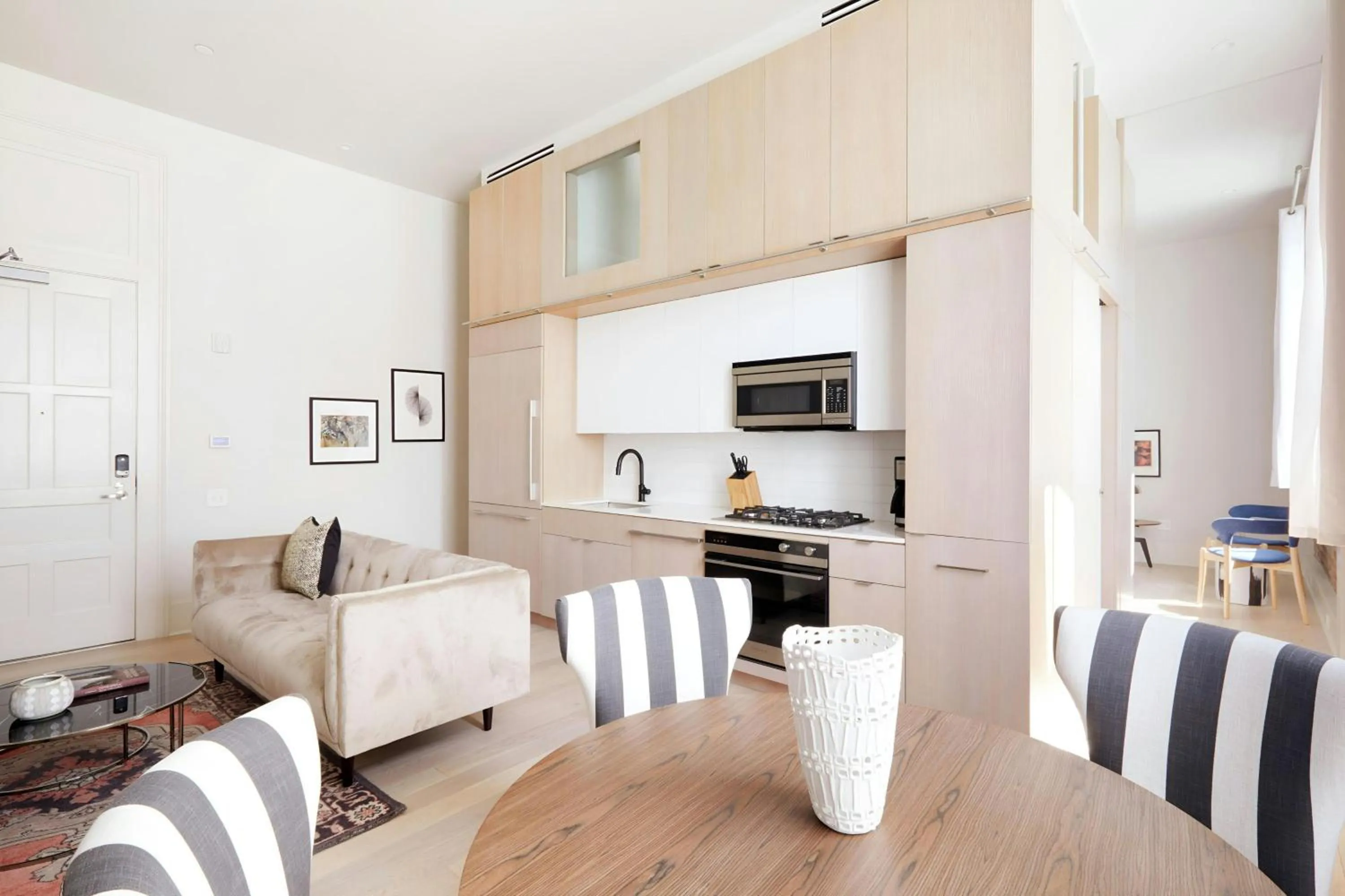 Kitchen or kitchenette in Sonder by Marriott Bonvoy Gravier Place Apartments Medical