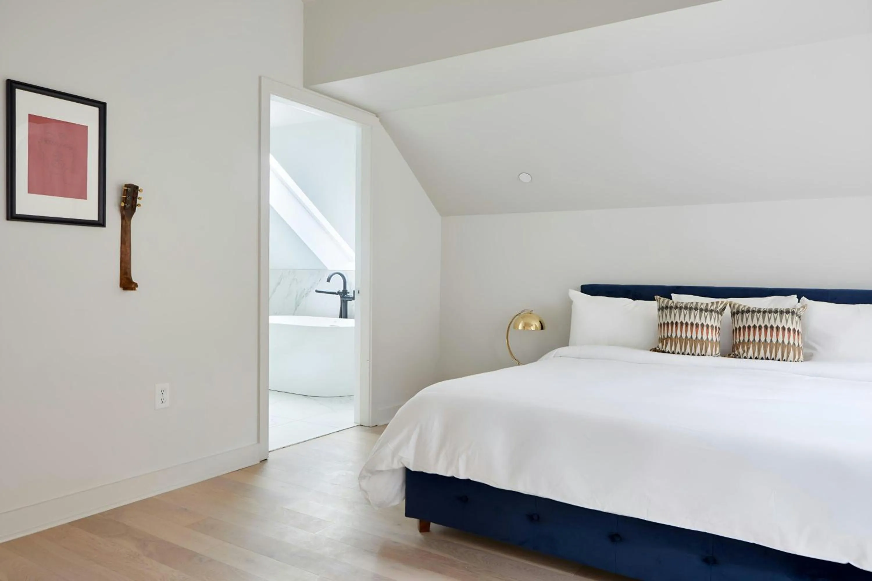 Bedroom, Bed in Sonder by Marriott Bonvoy Gravier Place Apartments Medical