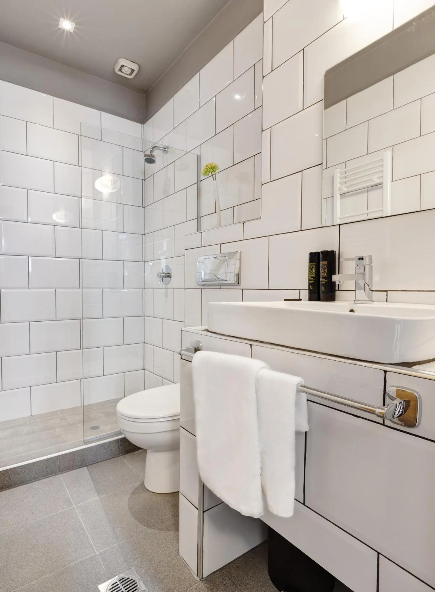 Bathroom in Colors Ladadika Thessaloniki