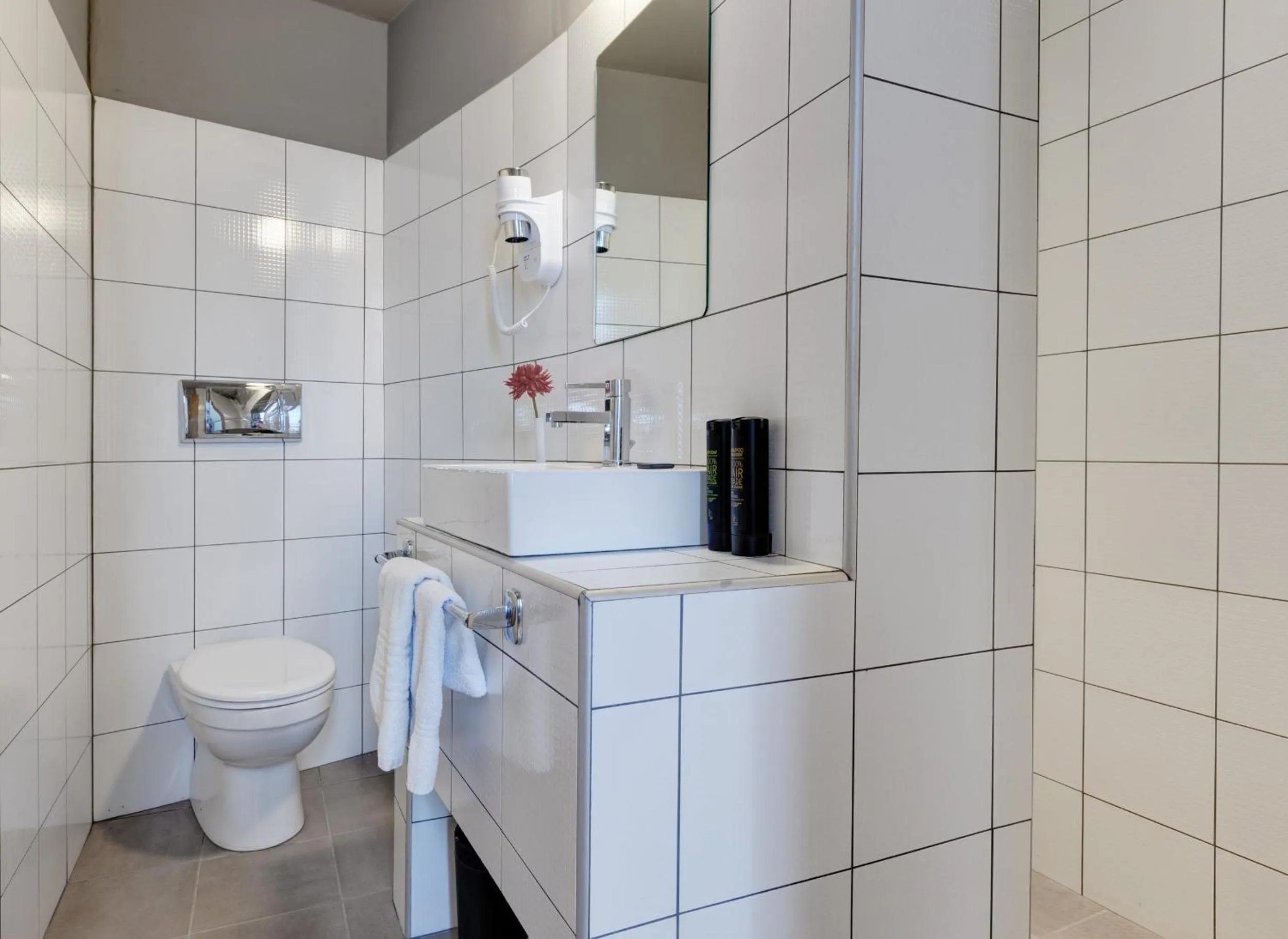 Bathroom in Colors Ladadika Thessaloniki