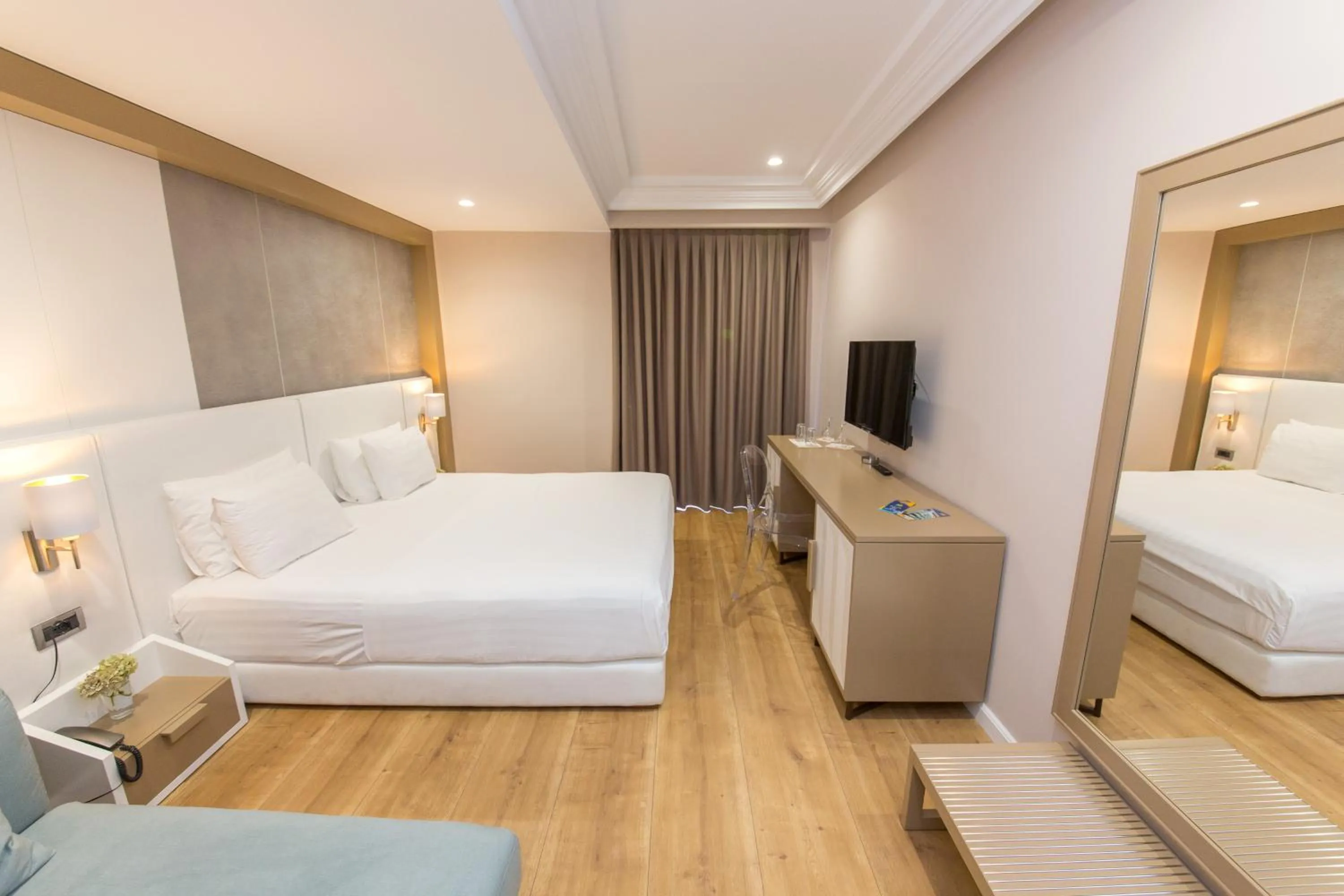 TV and multimedia, Bed in Hotel Brilant Saranda