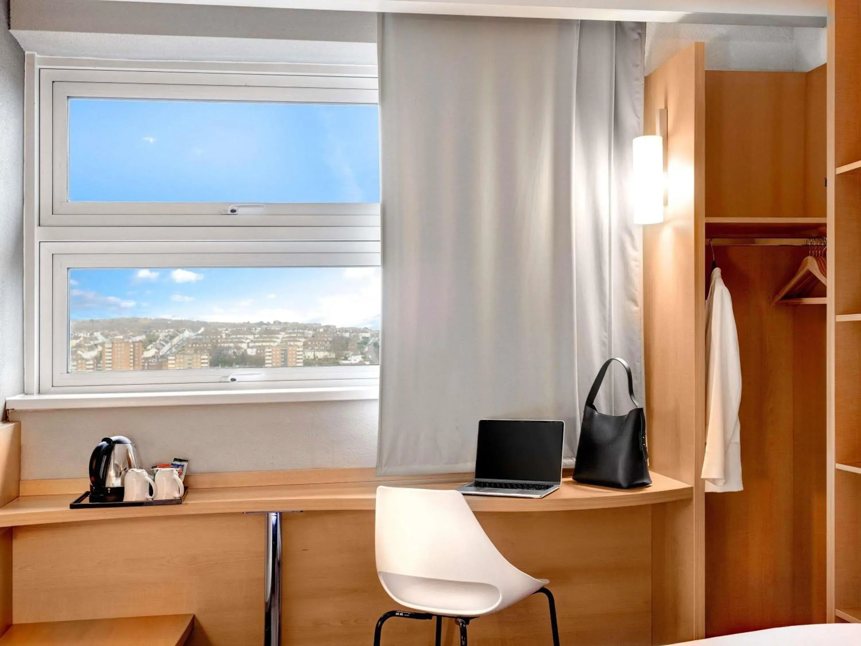 Bedroom in ibis Brighton City Centre - Station Bedroom in ibis Brighton City Centre - Station