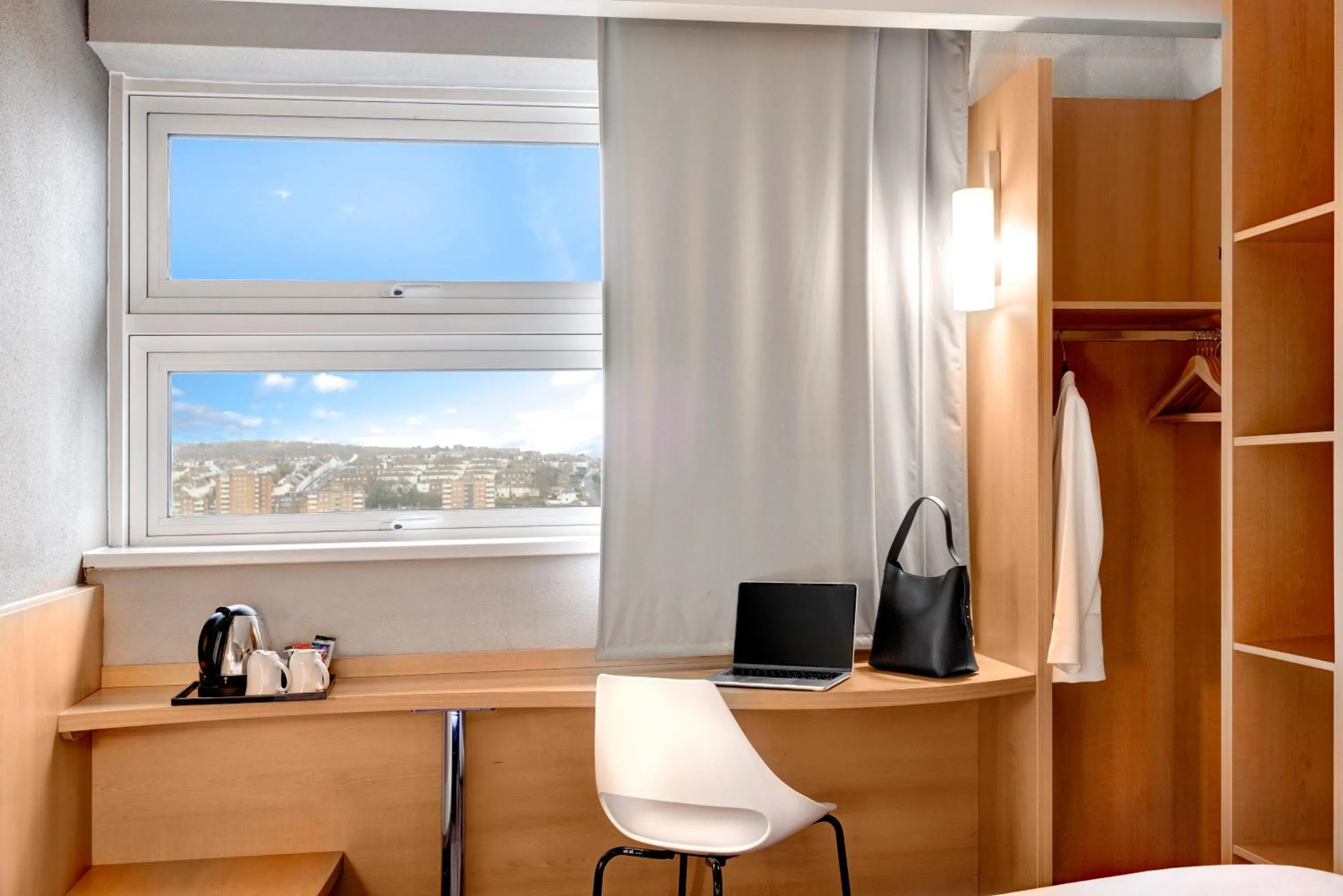 Bedroom, Bed in ibis Brighton City Centre - Station