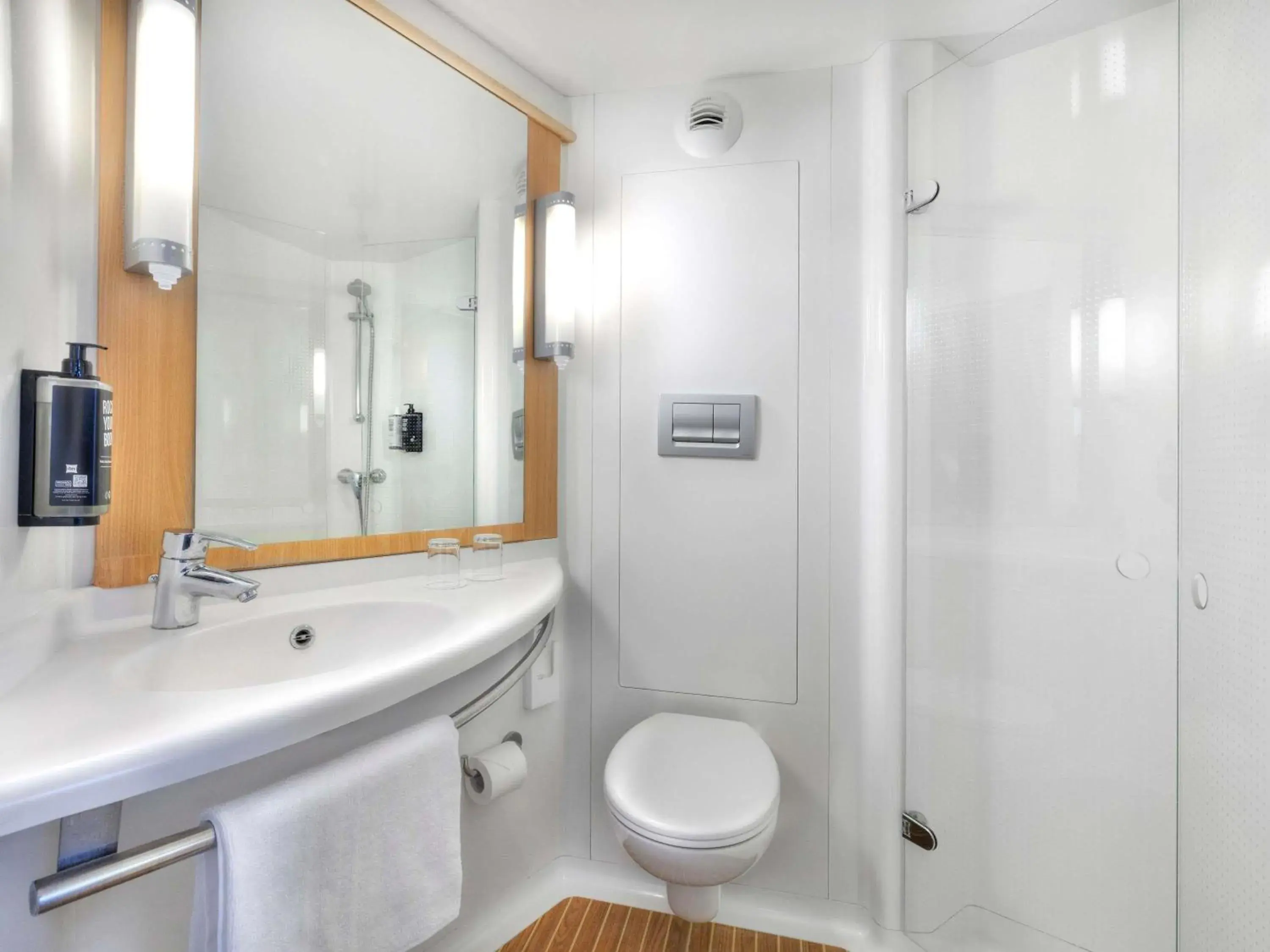 Bedroom in ibis Brighton City Centre - Station Bedroom in ibis Brighton City Centre - Station