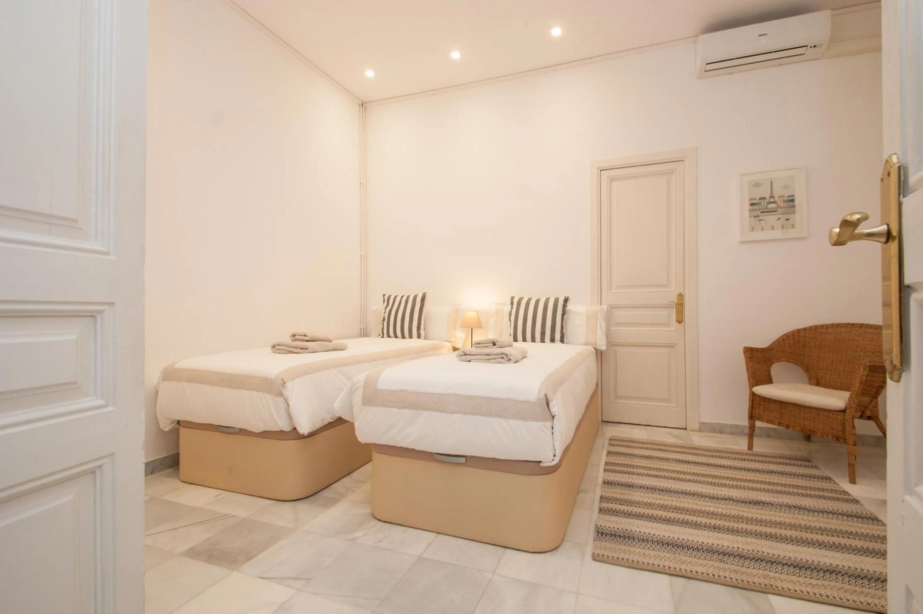 Bedroom, Bed in BCN Apartments 41