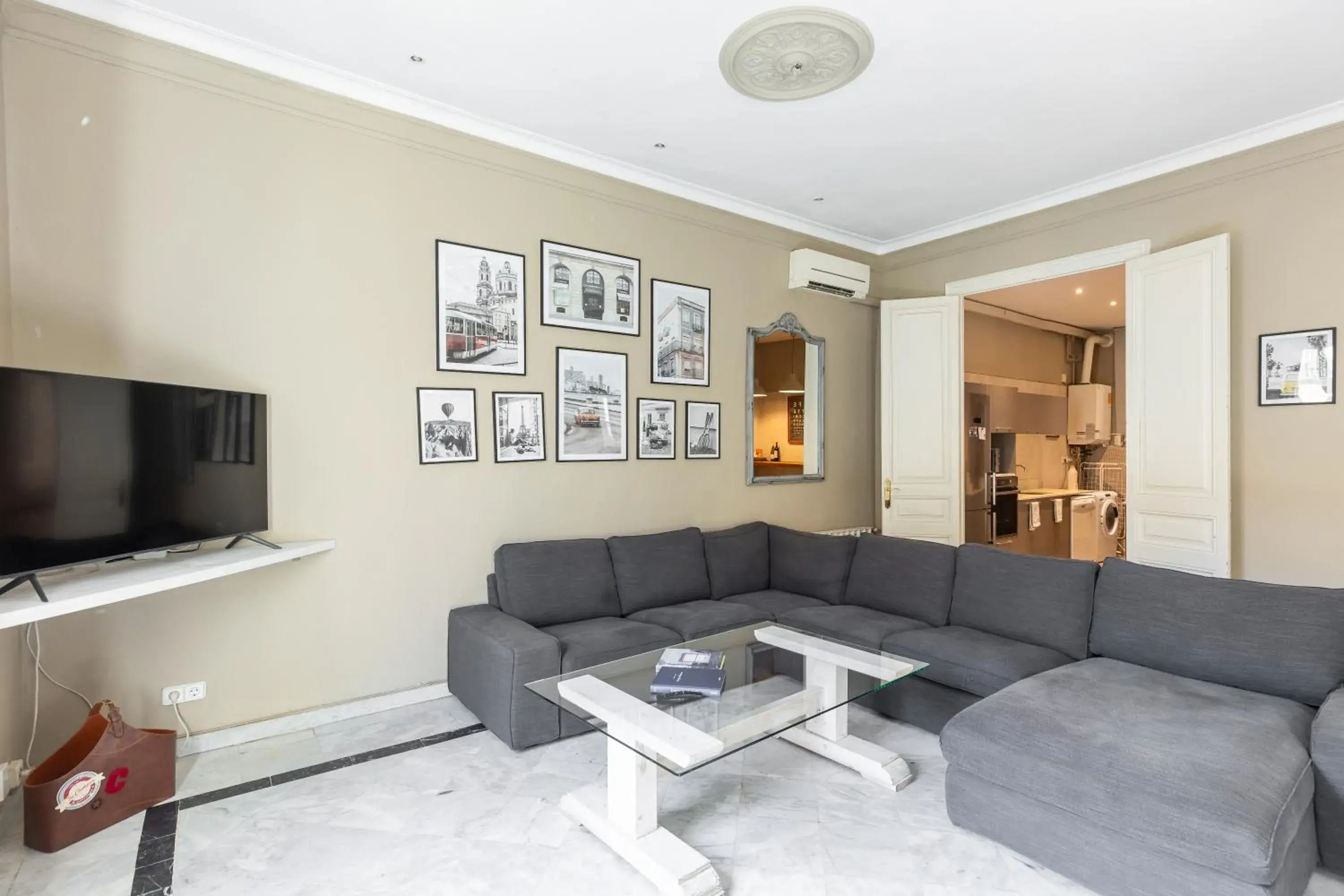 Luxury Three-Bedroom Apartment in BCN Apartments 41 Luxury Three-Bedroom Apartment in BCN Apartments 41