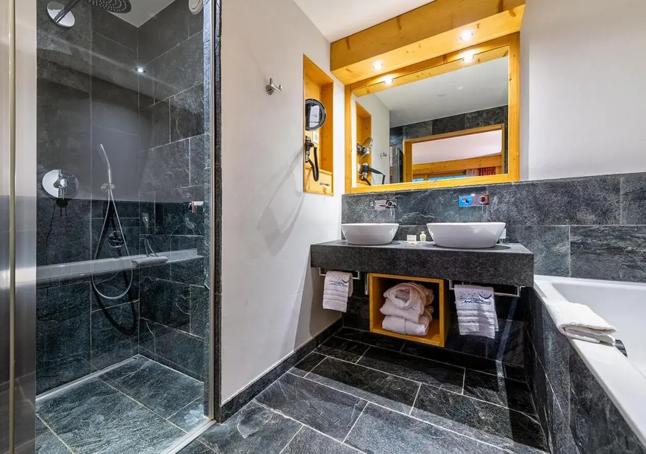 Double Room with Partial View - single occupancy in Nendaz 4 Vallées & SPA 4* Superior Double Room with Partial View - single occupancy in Nendaz 4 Vallées & SPA 4* Superior