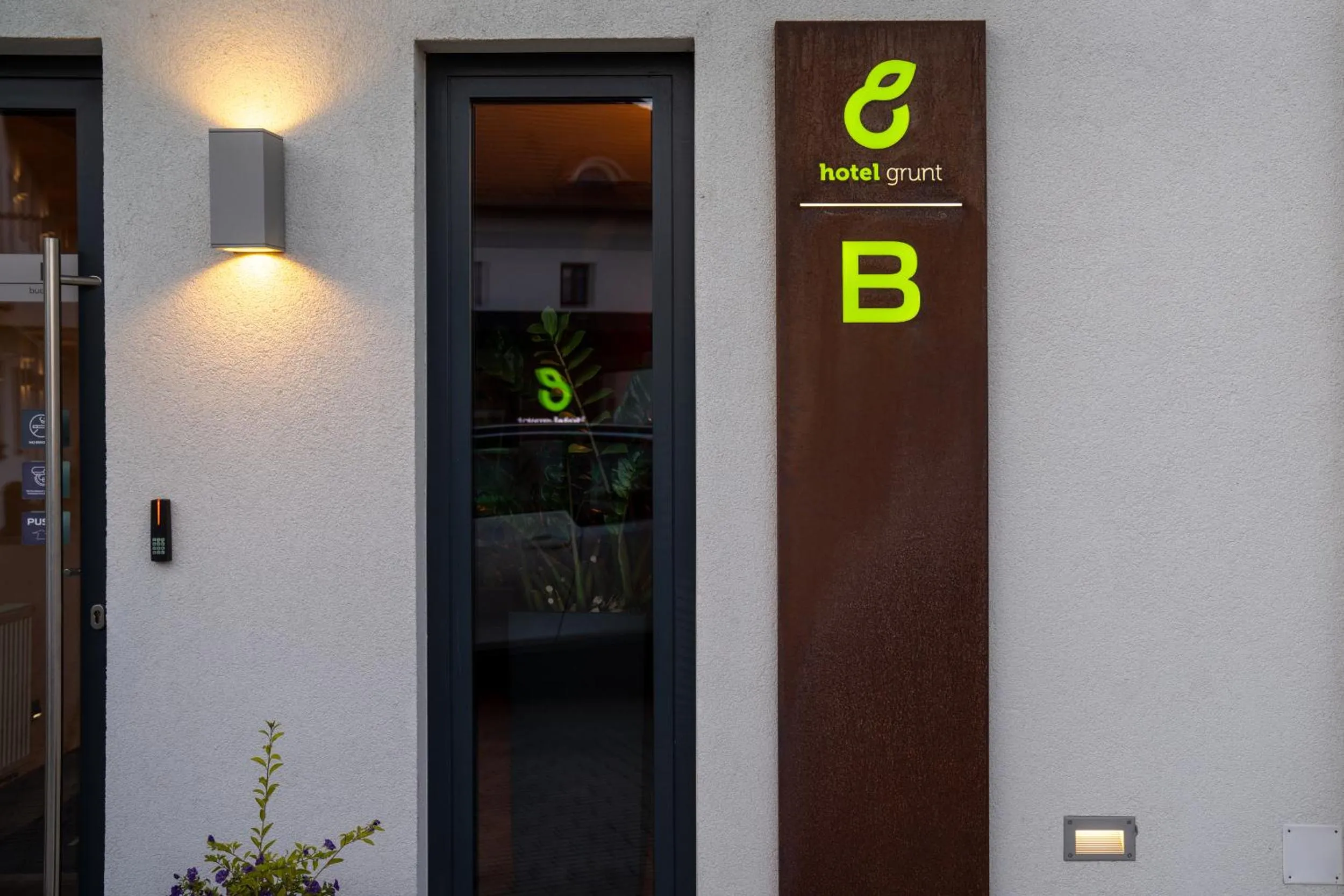 Property logo or sign in Hotel Grunt