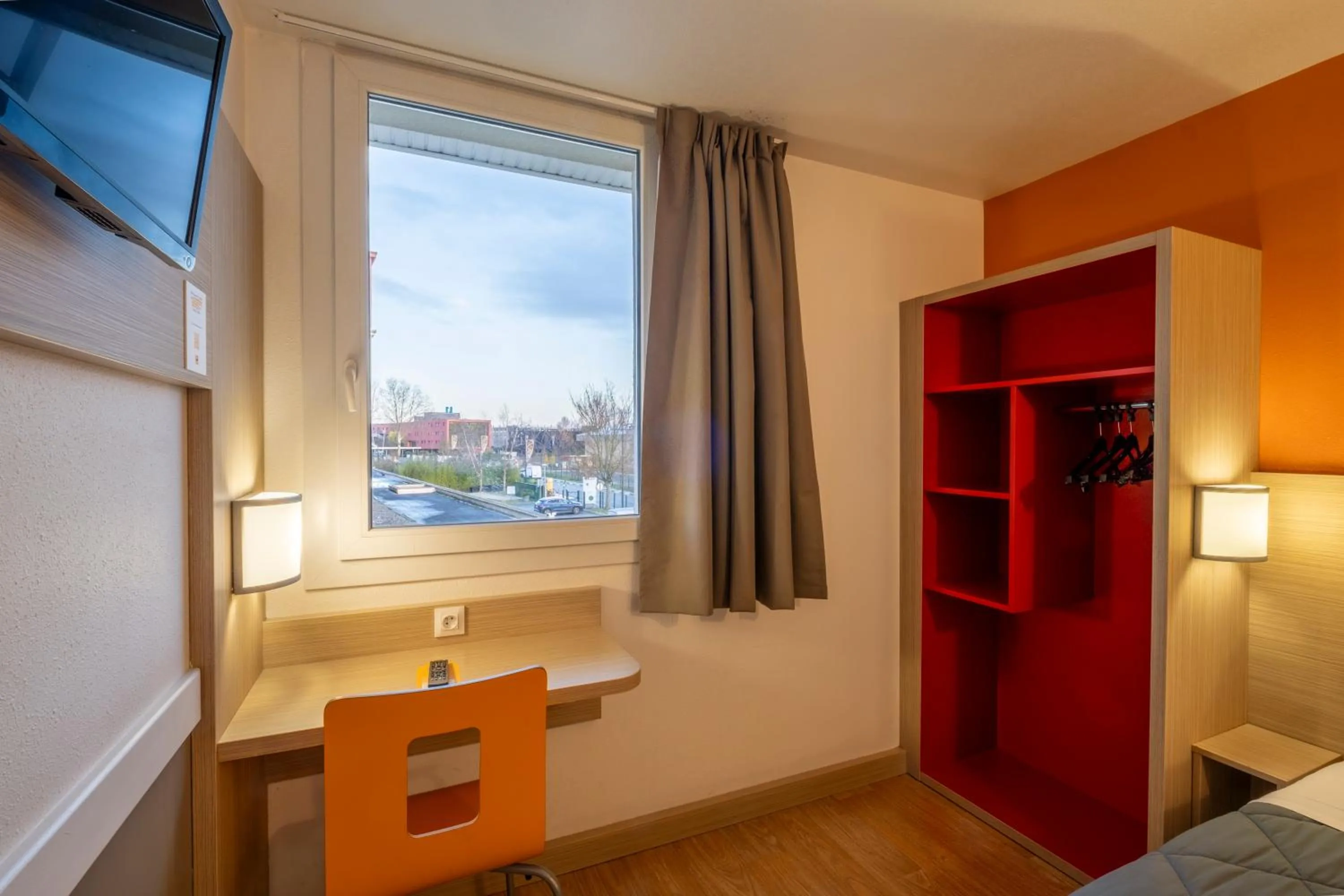 View (from property/room), Bed in Première Classe Roissy - Aéroport CDG - Le Mesnil-Amelot