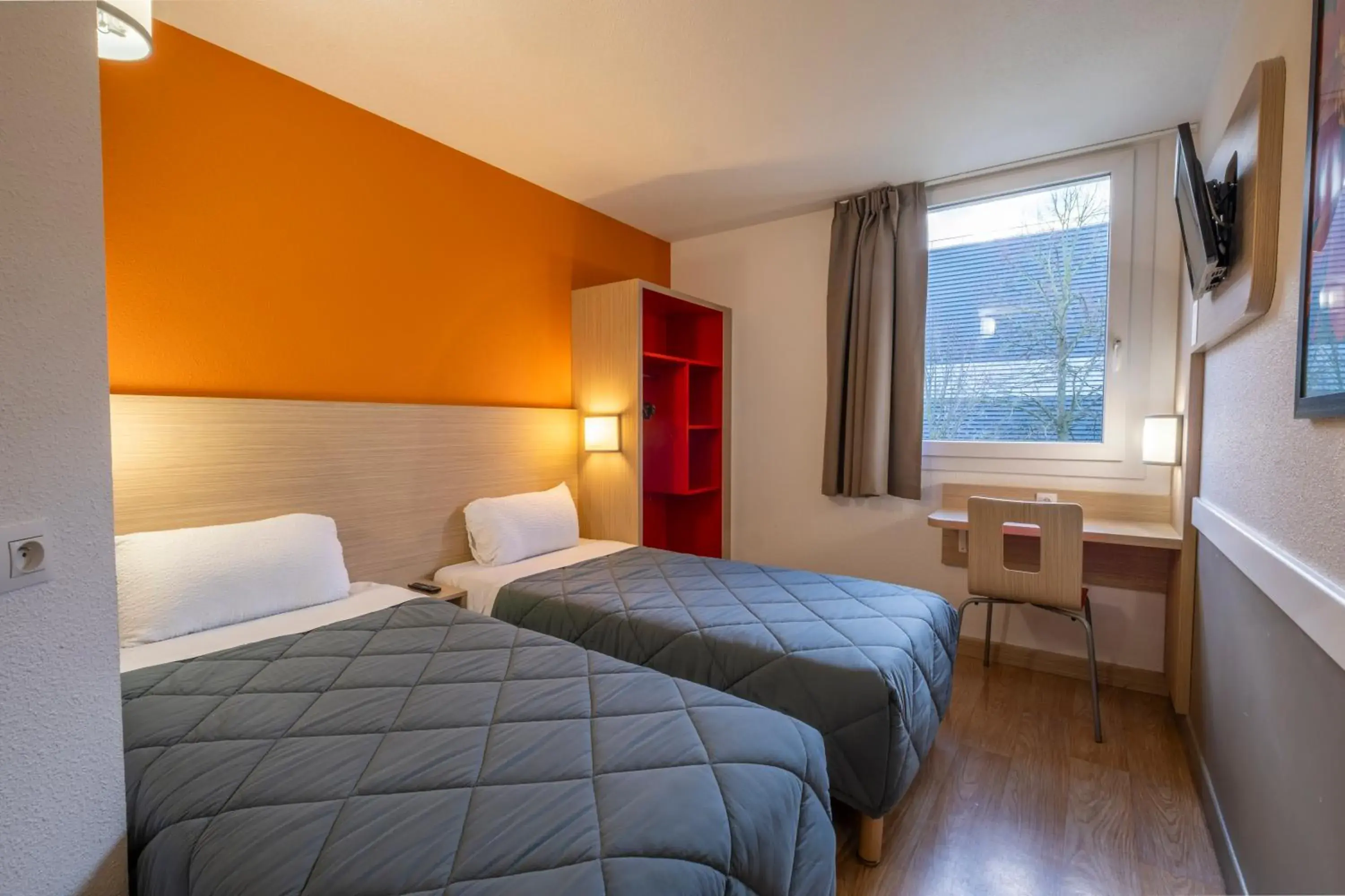 Quiet street view, Bed in Première Classe Roissy - Aéroport CDG - Le Mesnil-Amelot Quiet street view, Bed in Première Classe Roissy - Aéroport CDG - Le Mesnil-Amelot