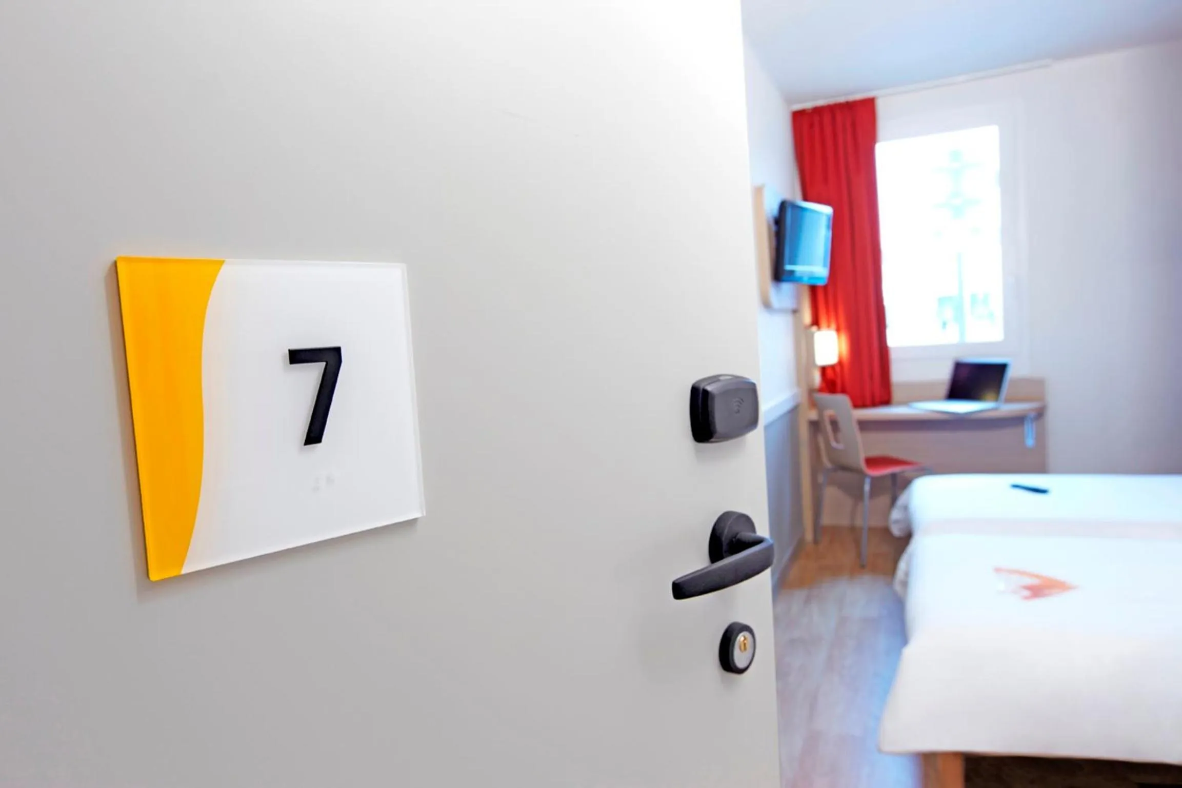 Photo of the whole room, Bed in Première Classe Roissy - Aéroport CDG - Le Mesnil-Amelot