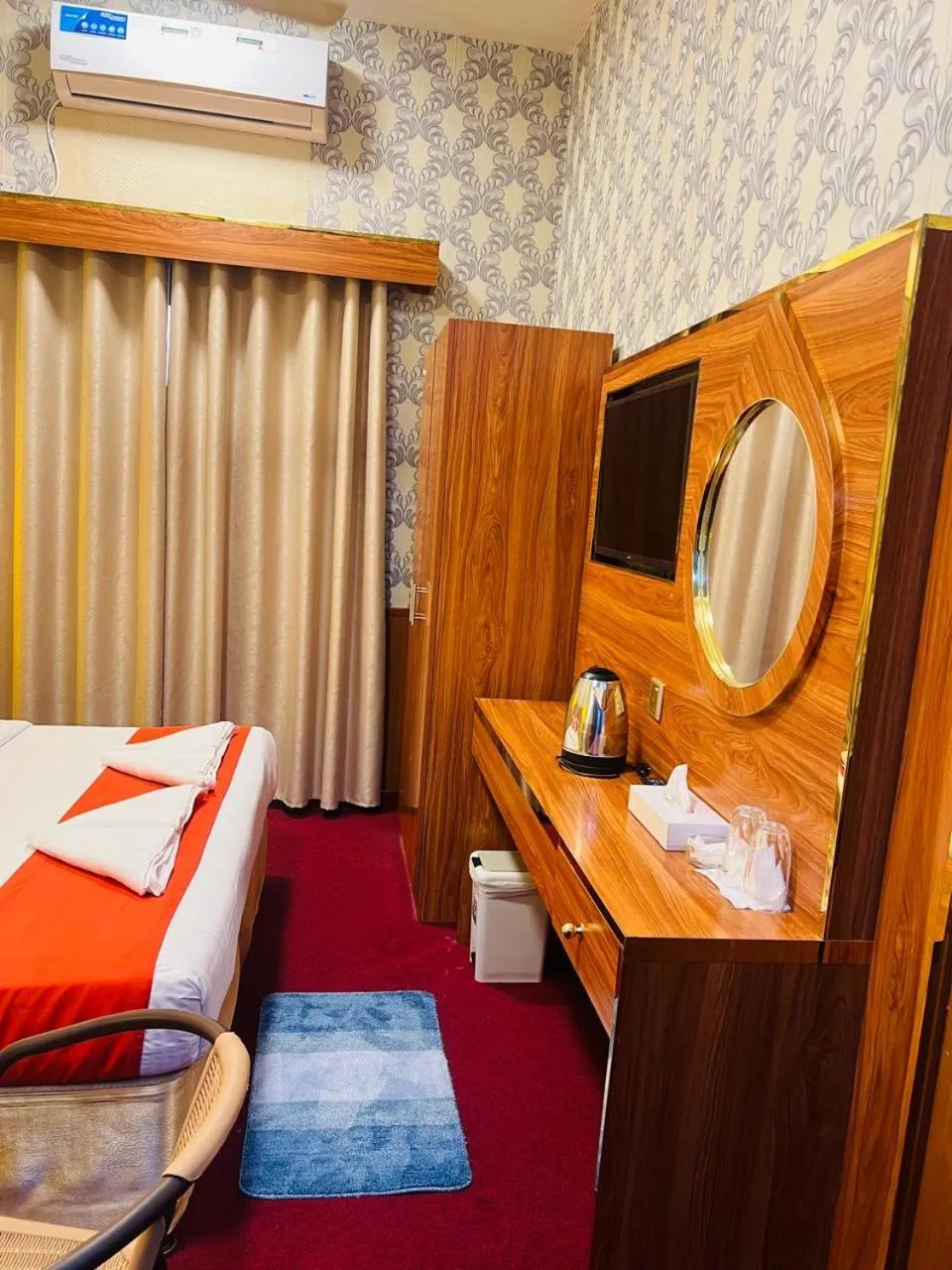 Bed in Parasol Hotel