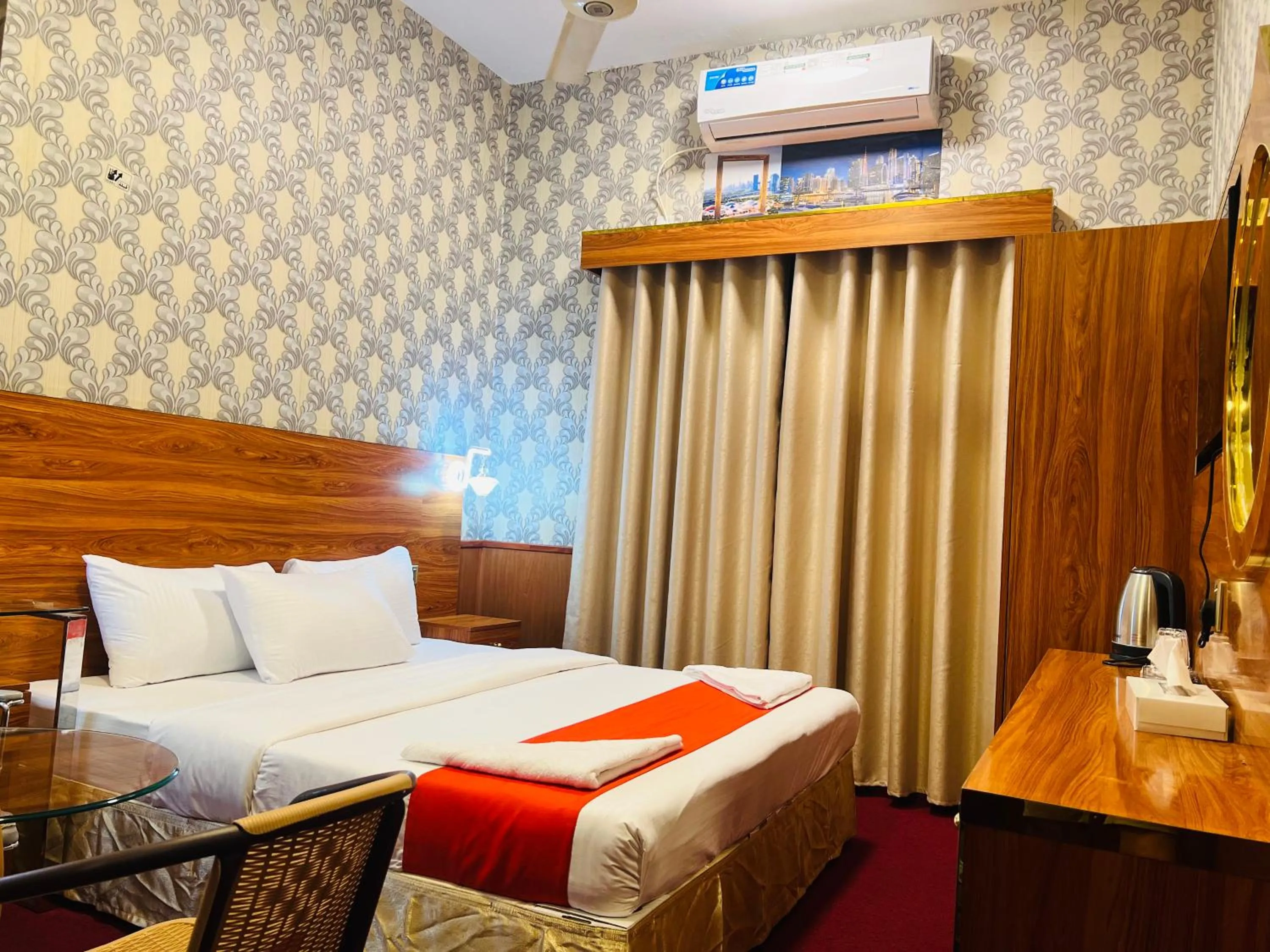 Bed in Parasol Hotel