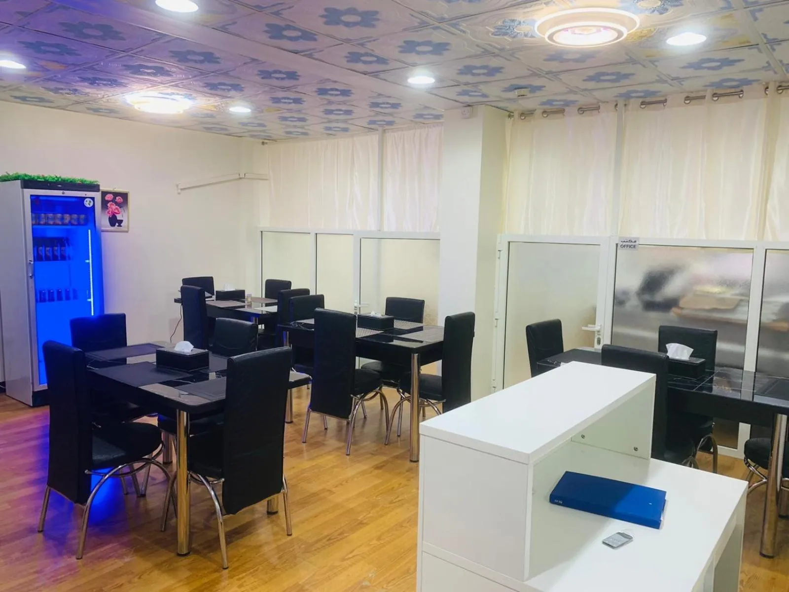 Restaurant/places to eat in Parasol Hotel