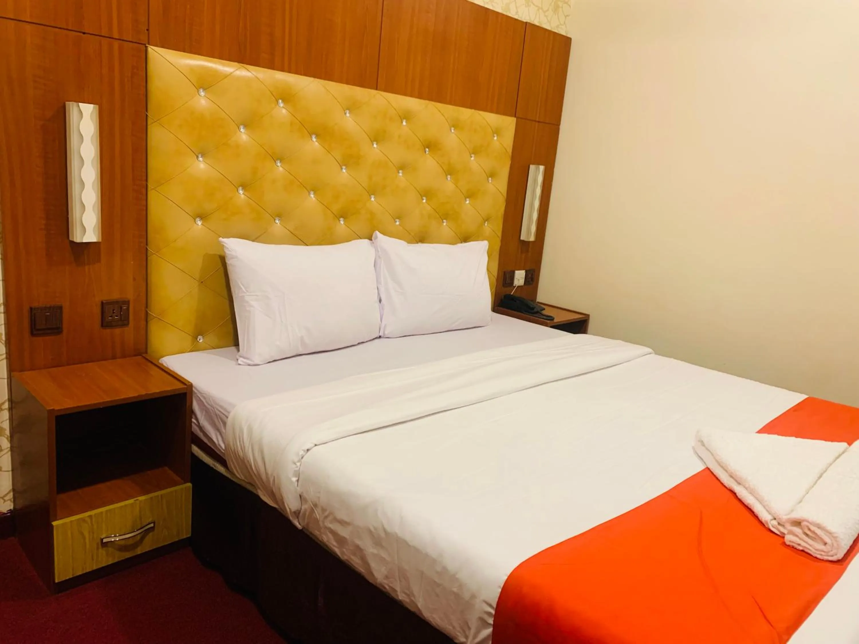 Bed in Parasol Hotel