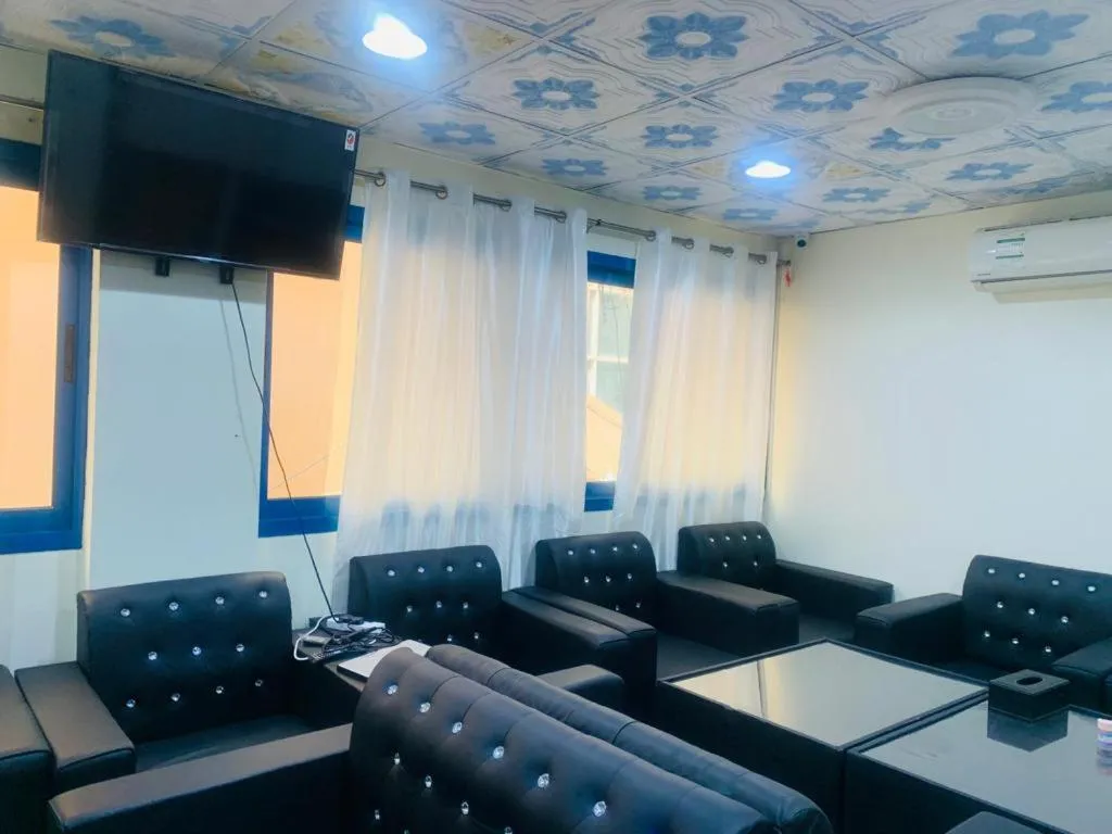 Restaurant/places to eat in Parasol Hotel