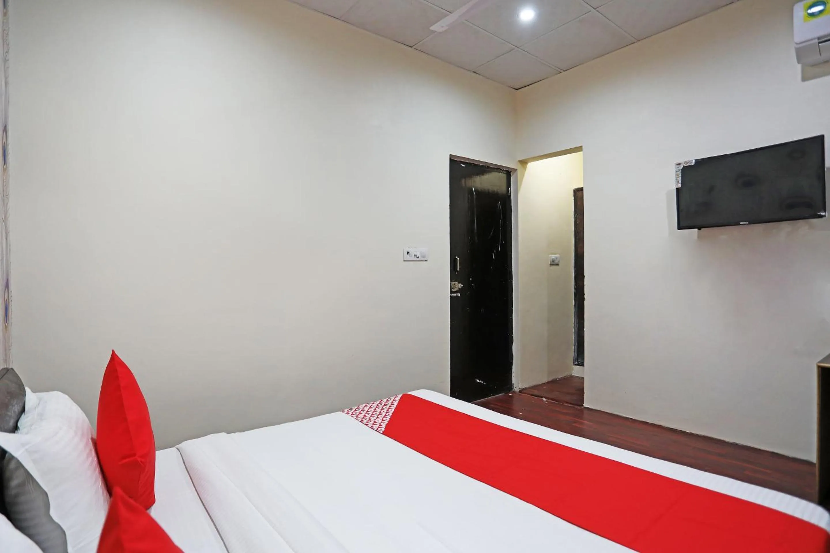 Bedroom, Bed in Hotel O Platinum Inn