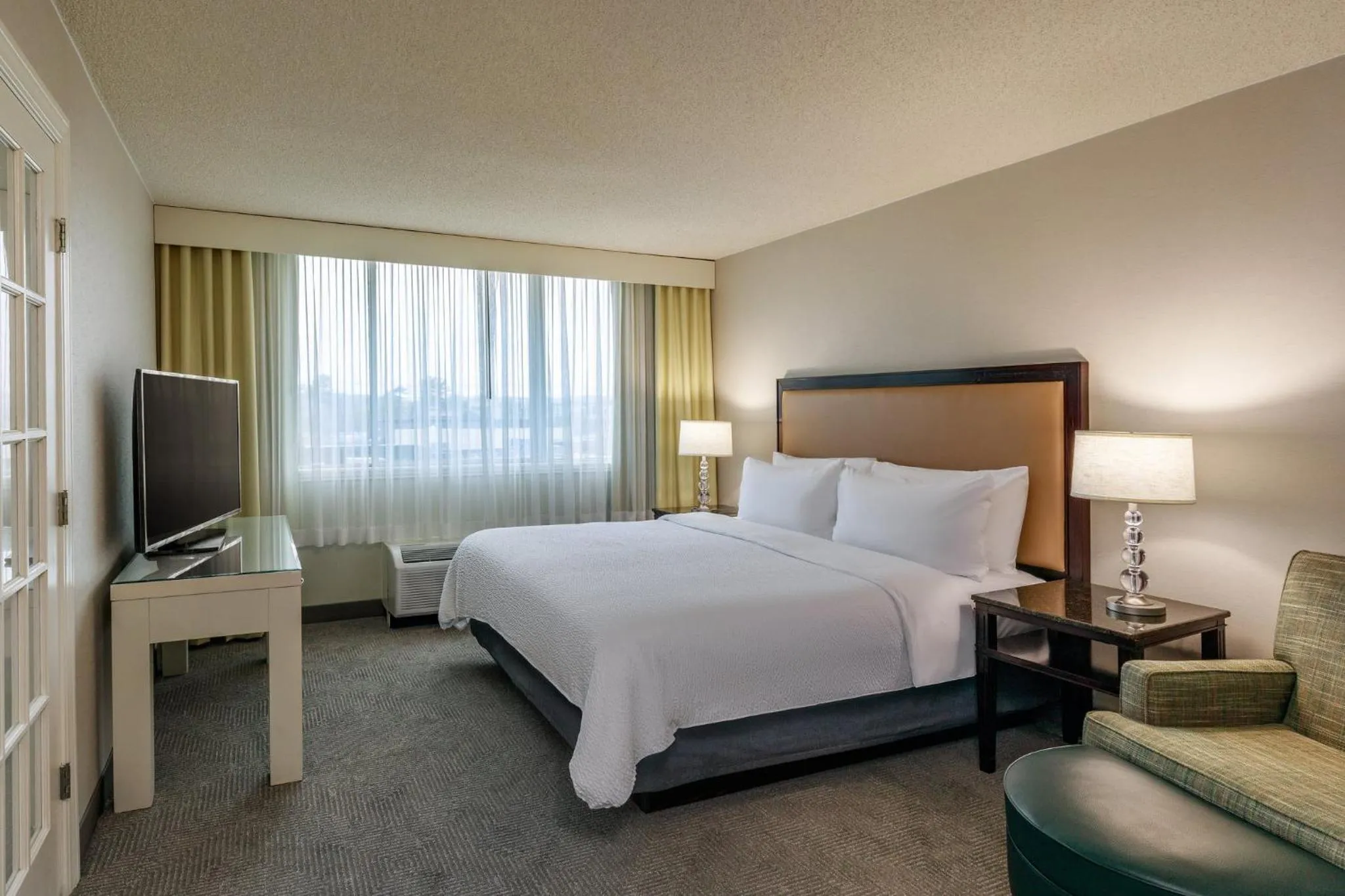 Photo of the whole room, Bed in Holiday Inn & Suites Boston Peabody by IHG