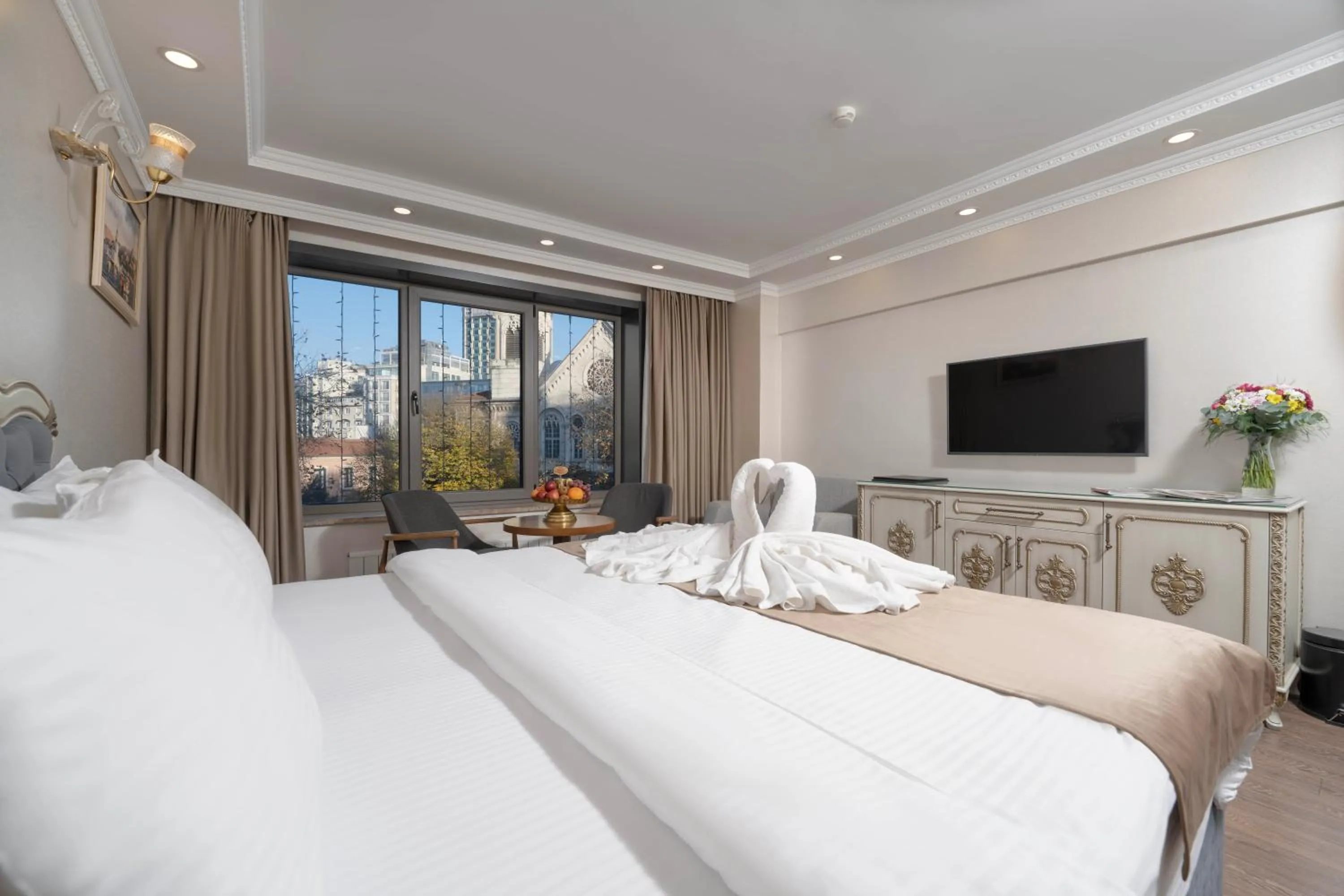 Communal lounge/ TV room, Bed in Almadina Hotel Istanbul