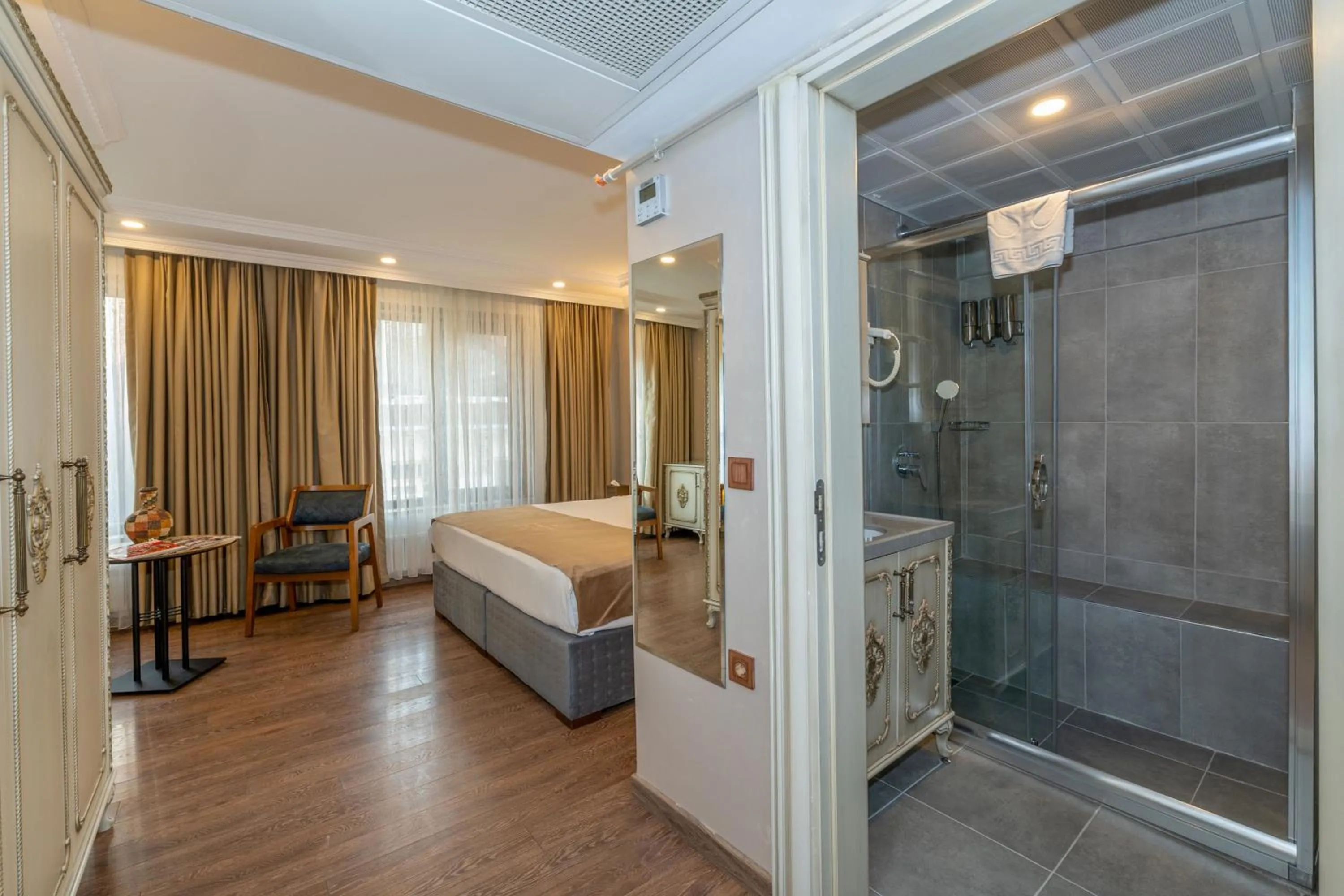 Shower, Bed in Almadina Hotel Istanbul