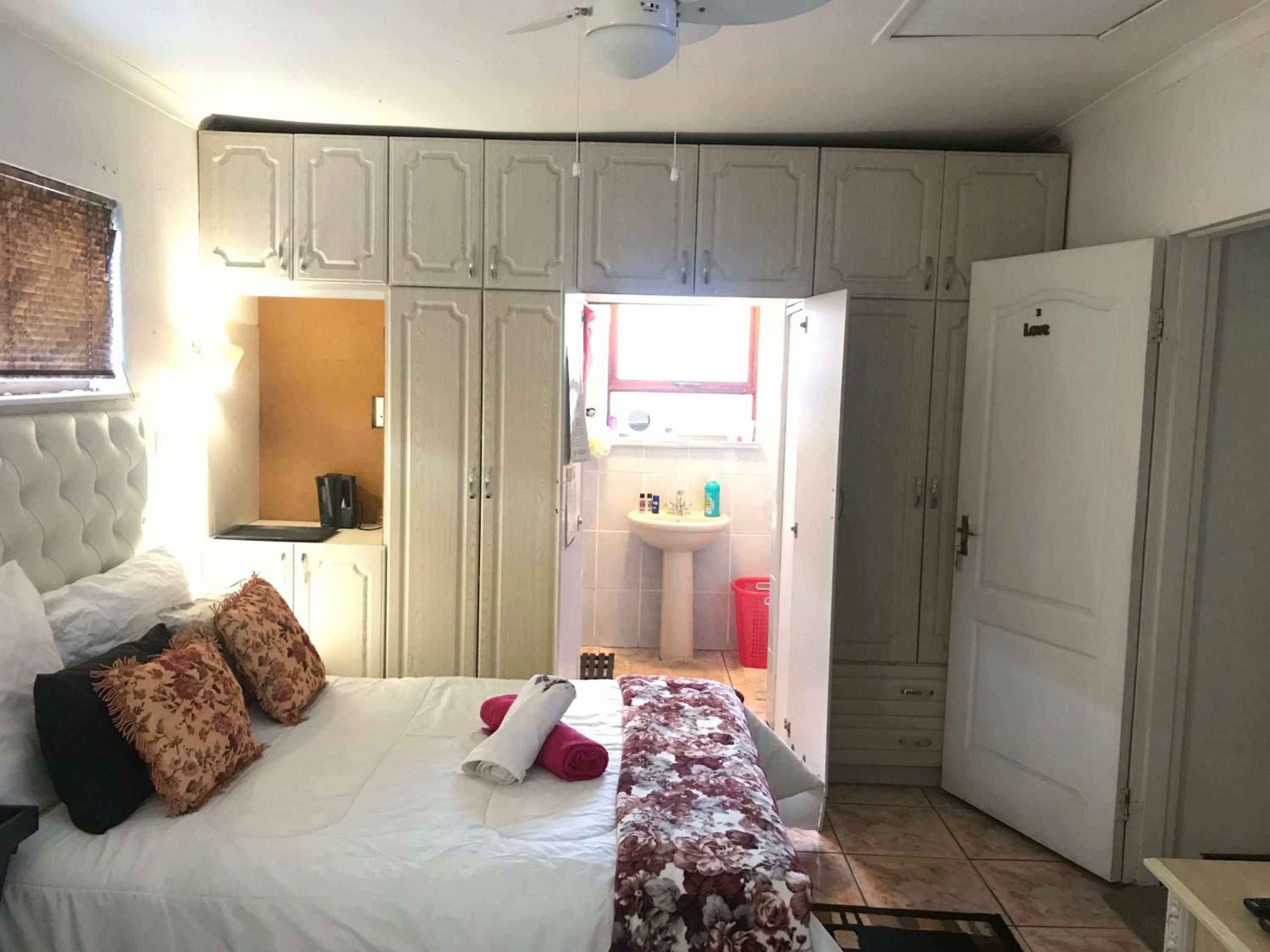 Bathroom, Bed in Turning Point Bed & Breakfast