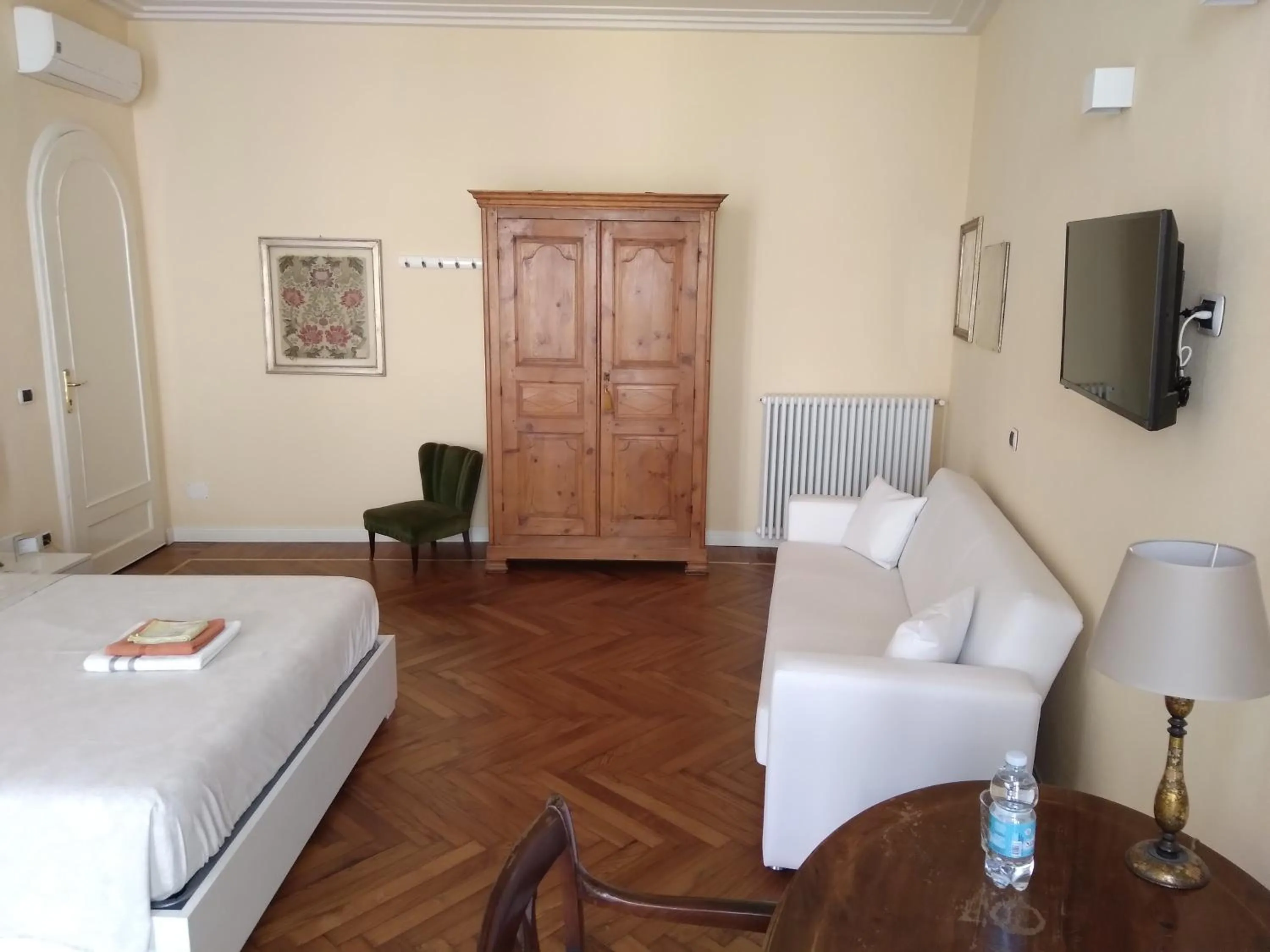 Photo of the whole room in Porte ad Arco