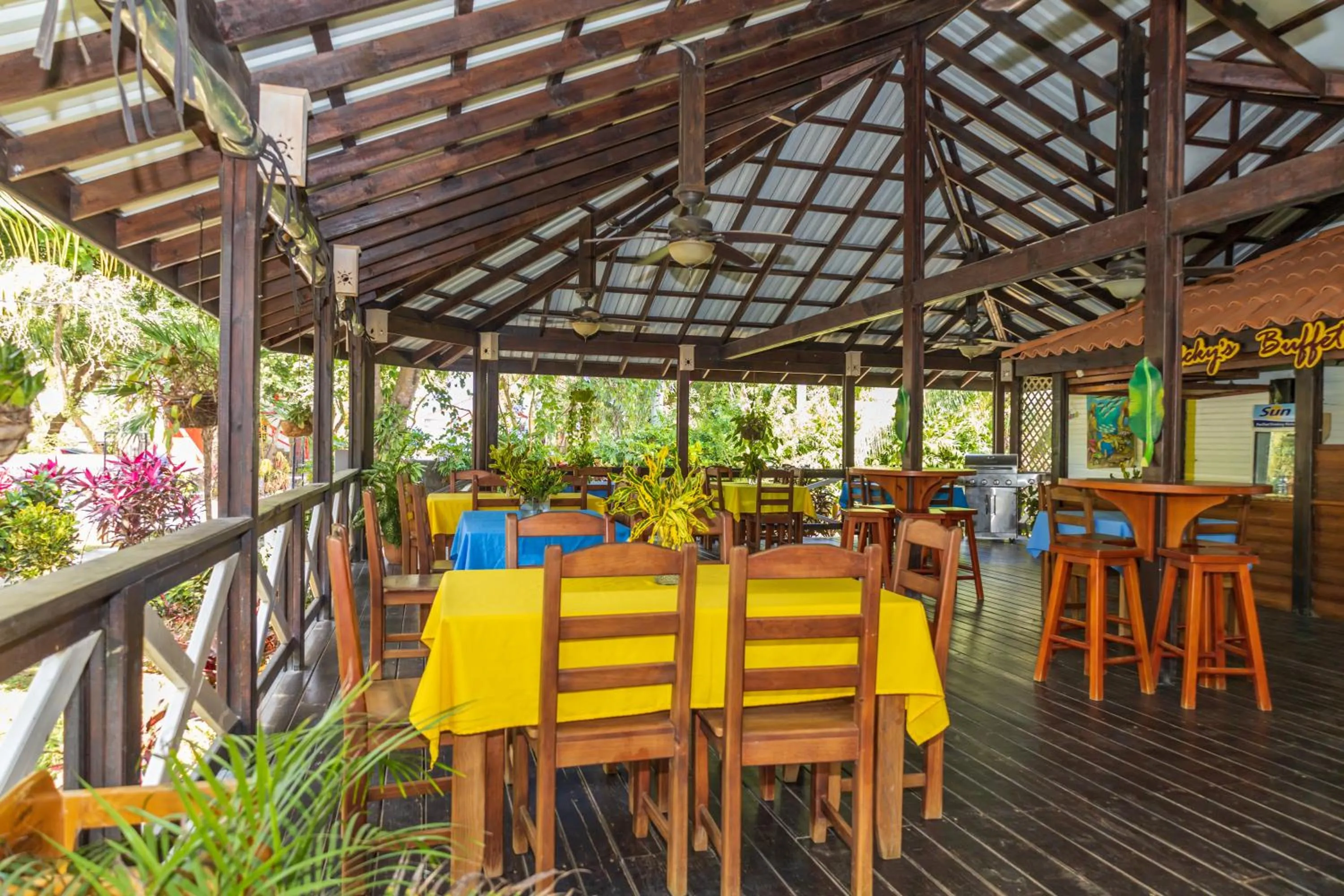 Restaurant/places to eat in Seagrape Plantation Resort & Dive Center