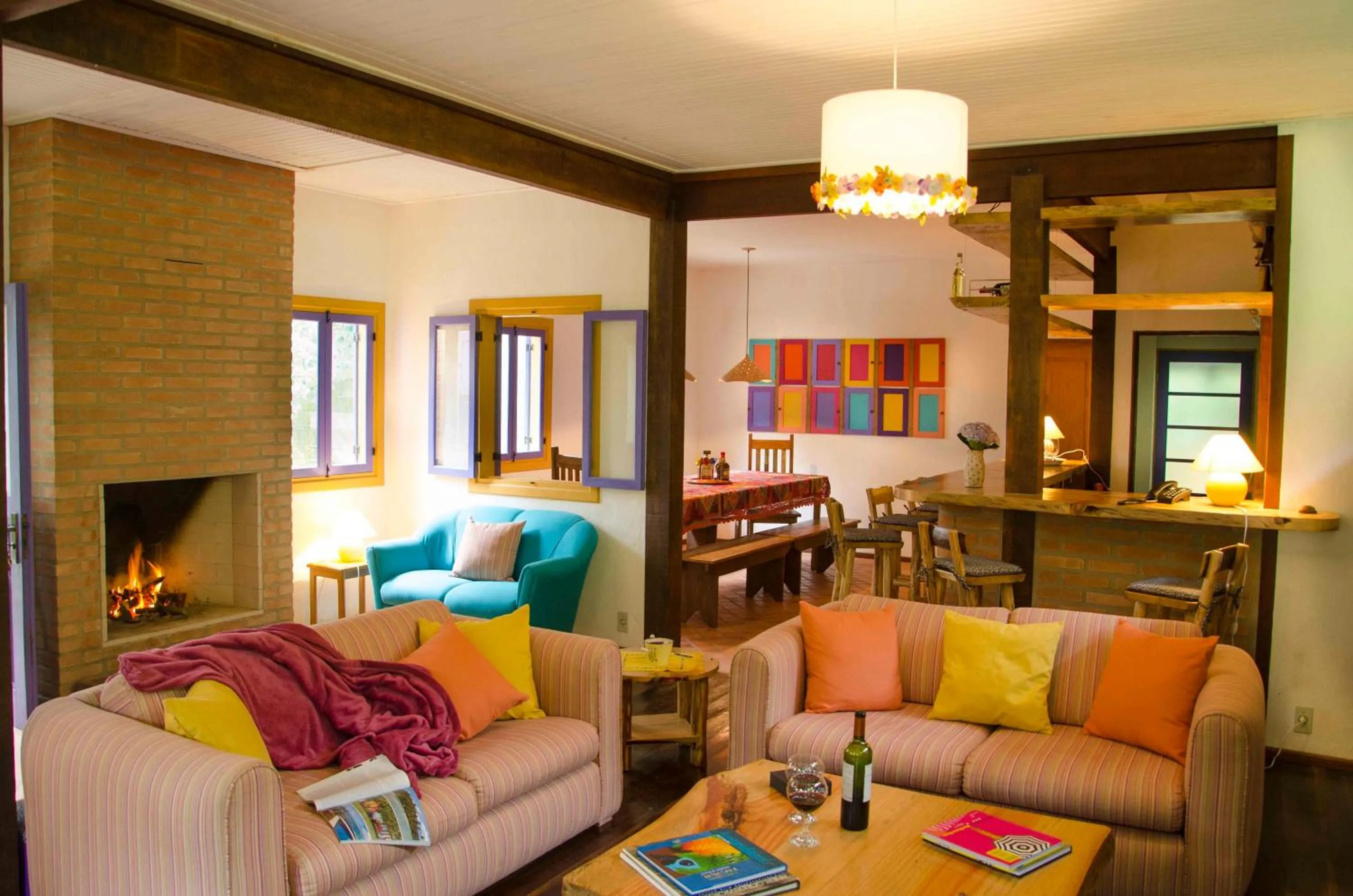 Communal lounge/ TV room in Pousada Casa Bonita