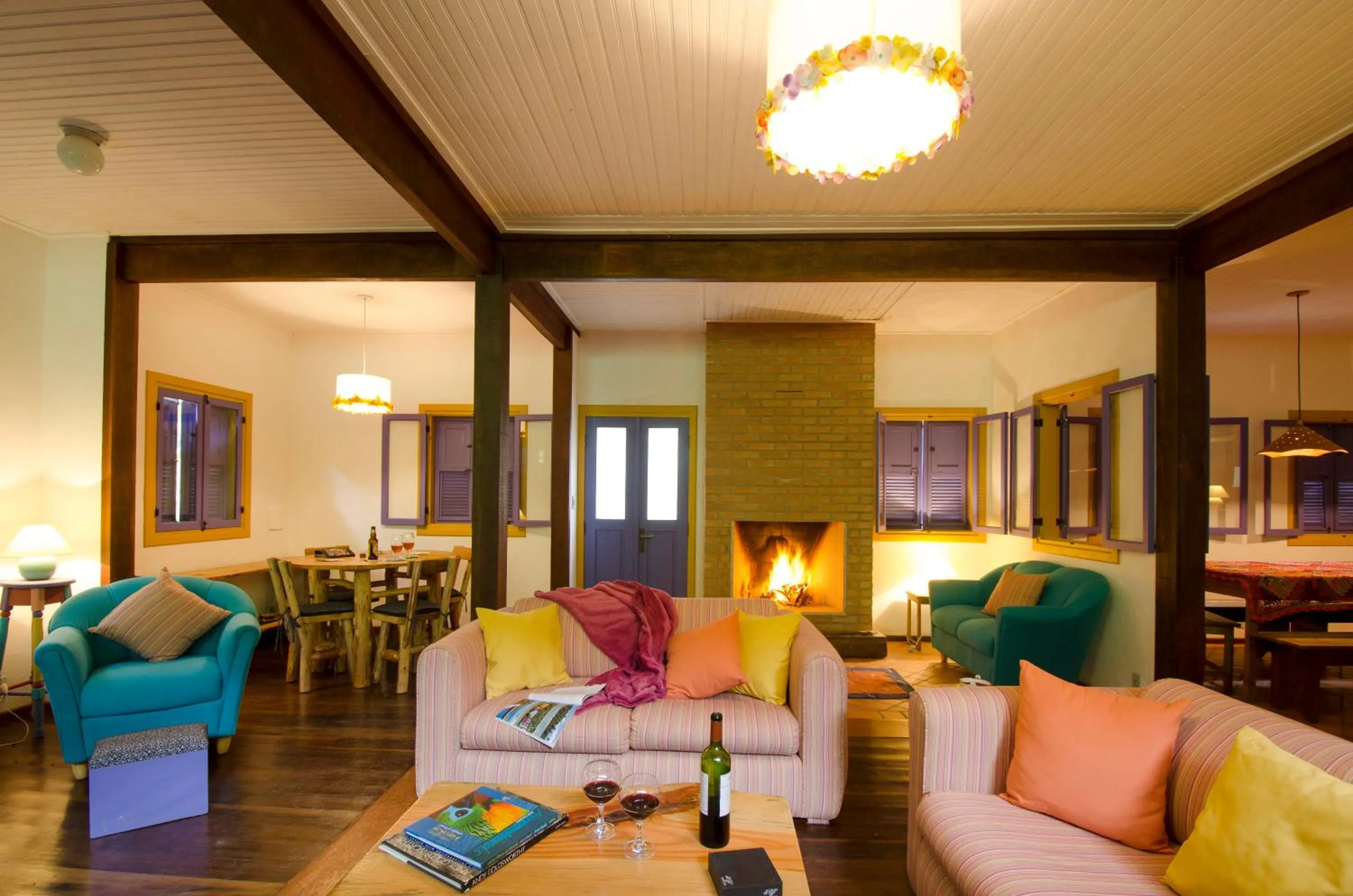 Communal lounge/ TV room in Pousada Casa Bonita