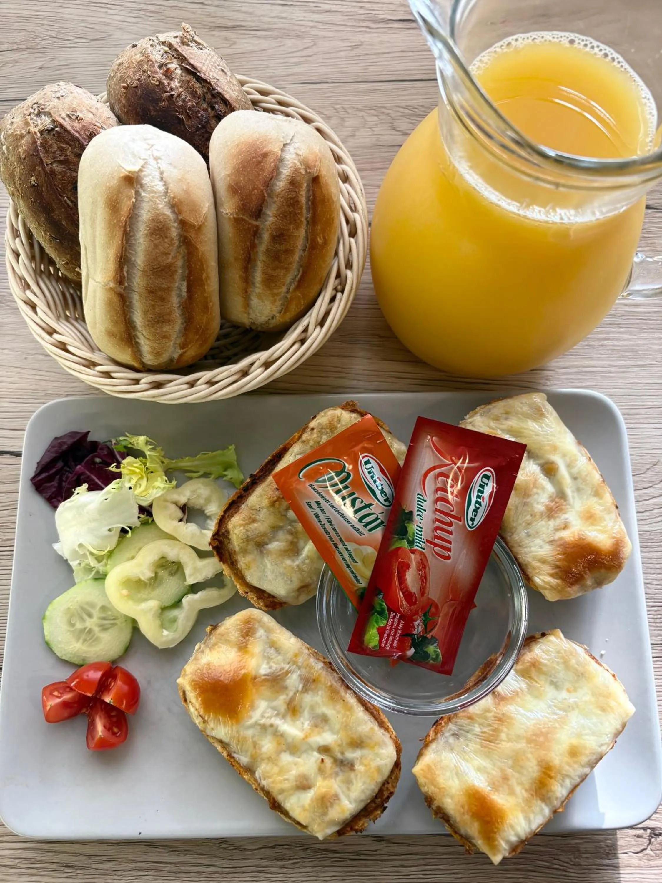 Breakfast in Budapest Airport Almáskert Panzió