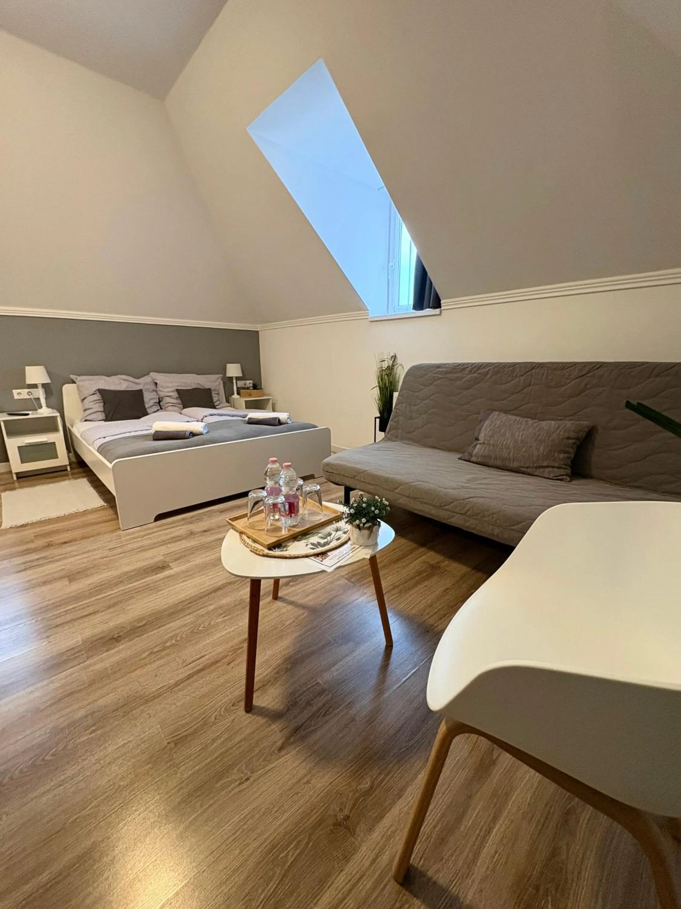 Bed in Budapest Airport Almáskert Panzió