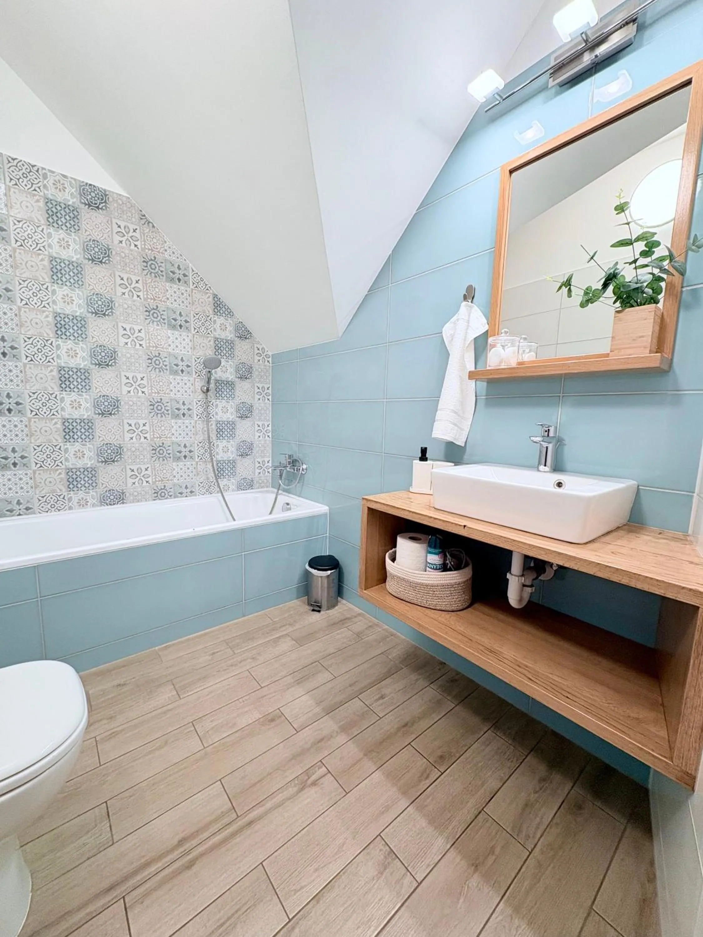 Bathroom in Budapest Airport Almáskert Panzió