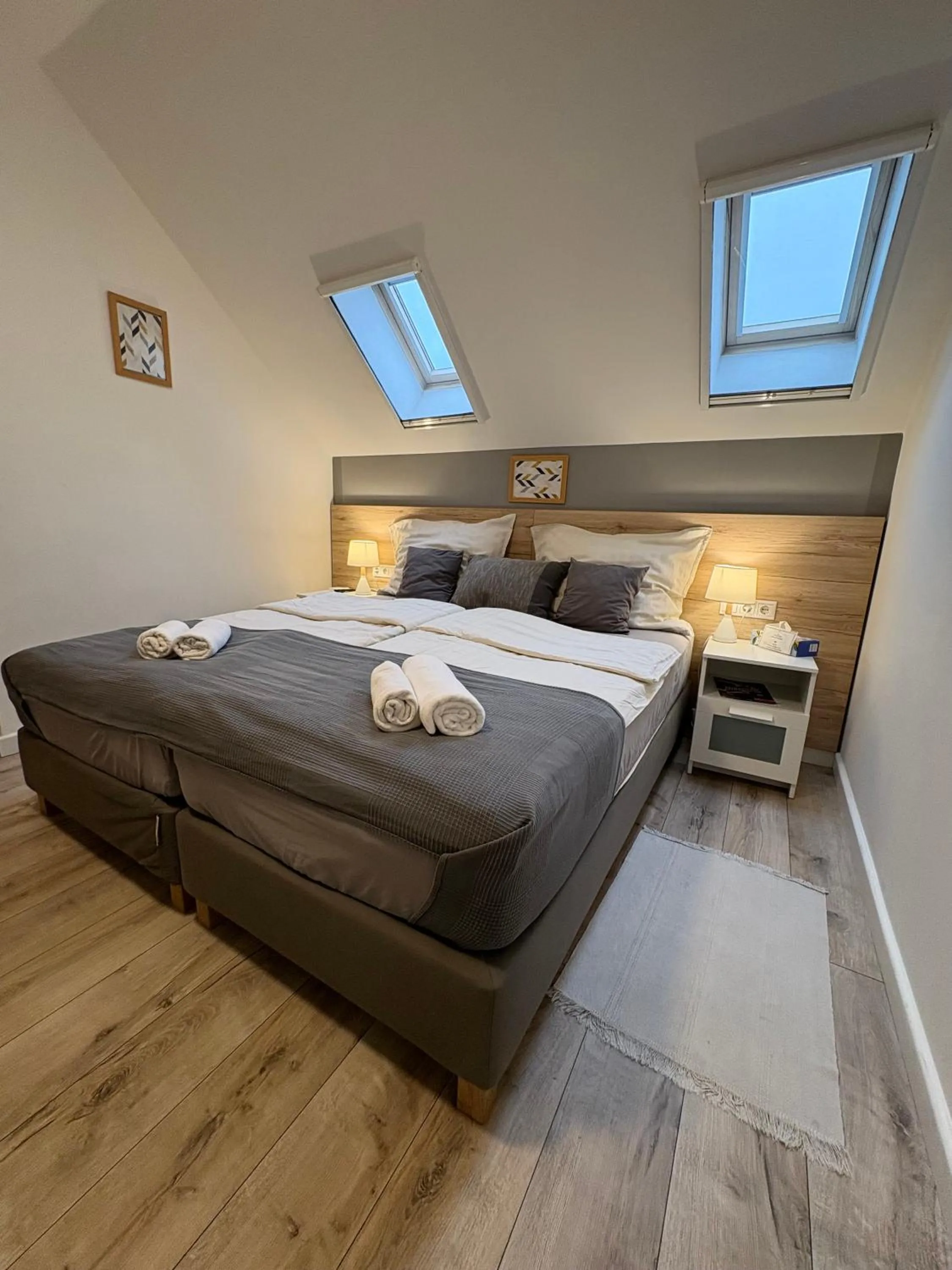 Bed in Budapest Airport Almáskert Panzió