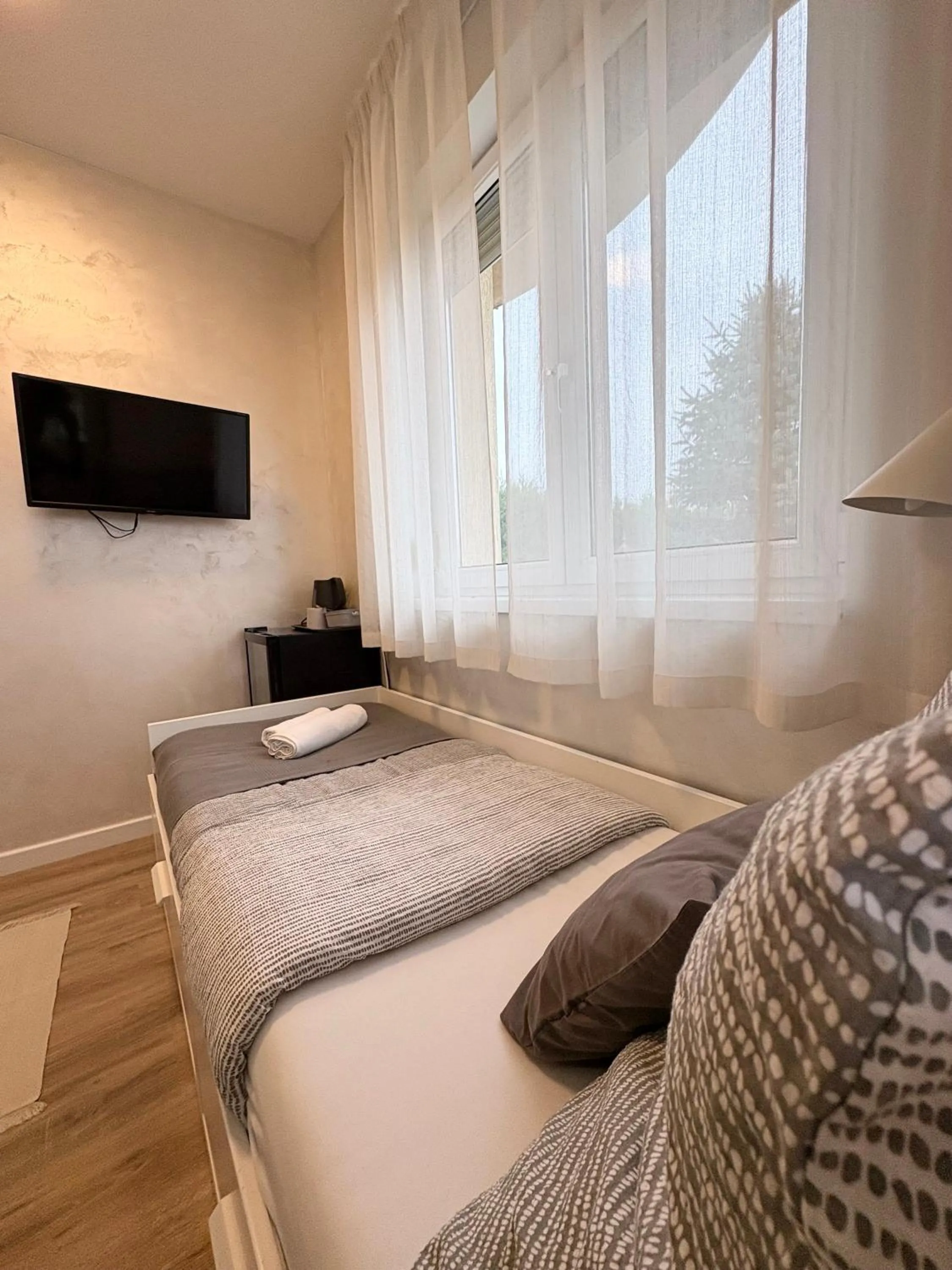 Bed in Budapest Airport Almáskert Panzió